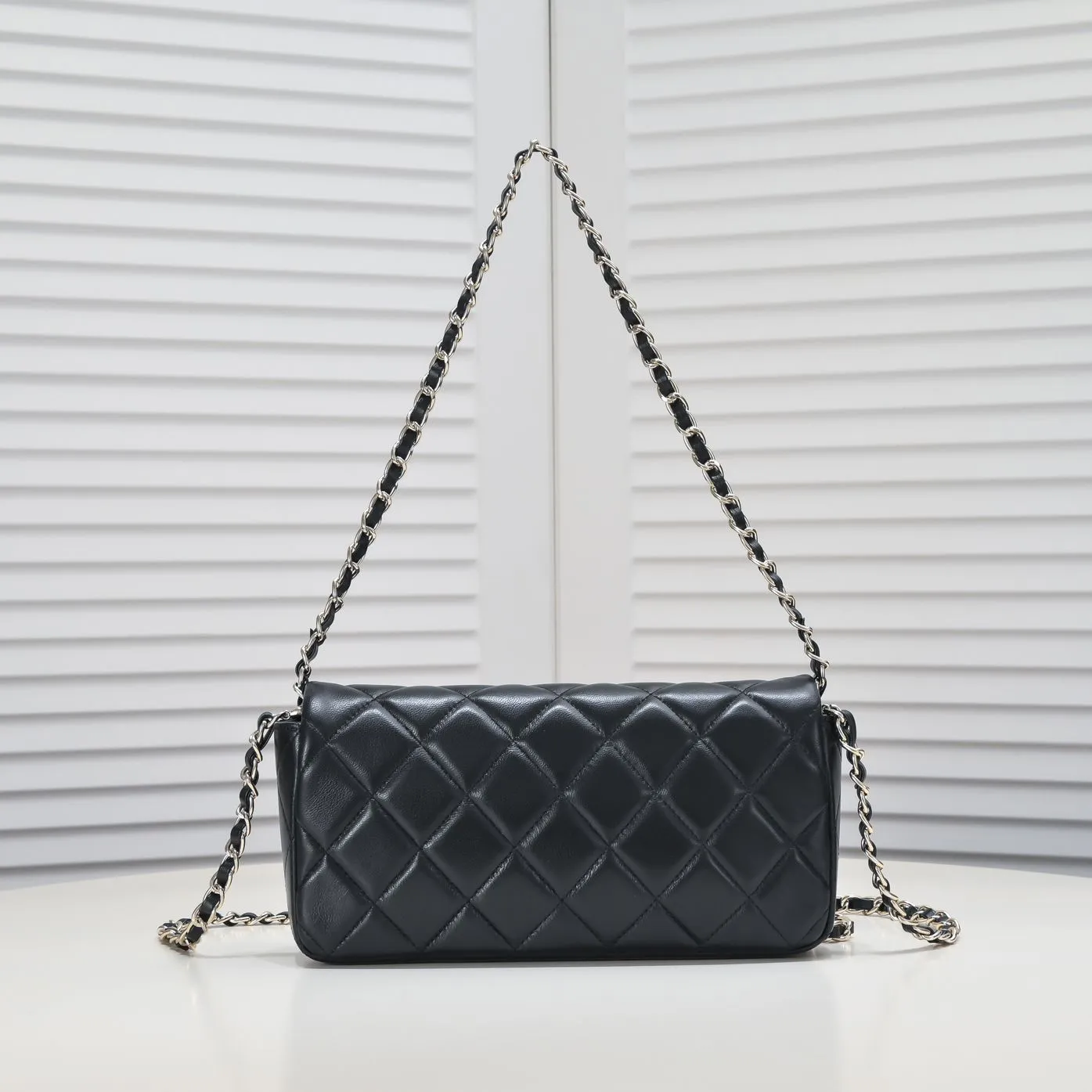 💰380￥106S New model [3350] Chanel new baguette bag with pearl buckle New sheepskin baguette bag with pearl buckle, Mrs. Chen recommends black 🔥 Baguette pearl dinner bag Black White Noble Elegant Temperament Romantic Minimalist baguette shape to pearl logo lock buckle Overall I can't put it down French style Elegant Underarm Crossbody Can be carried by hand at dinner Equipped with an extra long chain that can be detached for free movement. Material: Made of wear-resistant sheepskin. Size: 25*5*12CM. Style number: 3350.