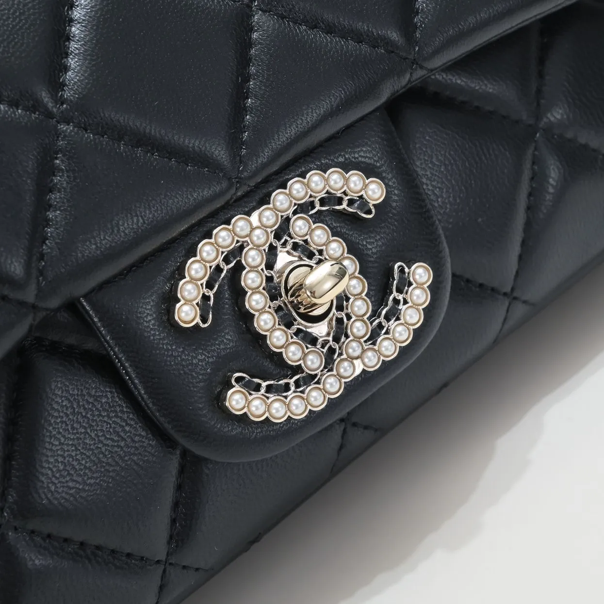 💰380￥106S New model [3350] Chanel new baguette bag with pearl buckle New sheepskin baguette bag with pearl buckle, Mrs. Chen recommends black 🔥 Baguette pearl dinner bag Black White Noble Elegant Temperament Romantic Minimalist baguette shape to pearl logo lock buckle Overall I can't put it down French style Elegant Underarm Crossbody Can be carried by hand at dinner Equipped with an extra long chain that can be detached for free movement. Material: Made of wear-resistant sheepskin. Size: 25*5*12CM. Style number: 3350.