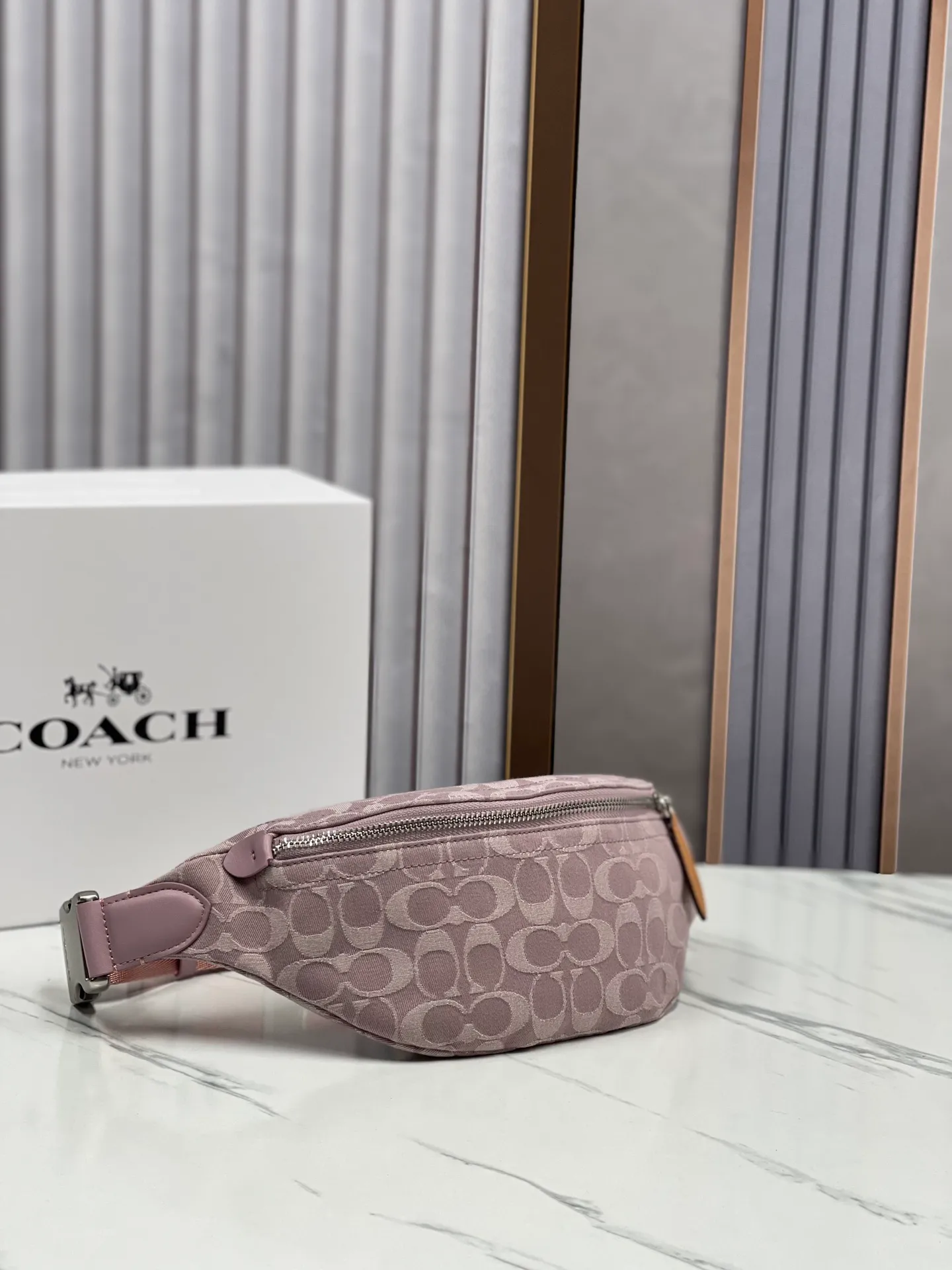 Top original order, batch 400💰Coach/Coach's new denim waist bag, model number: CJ825 Pillow Madison women's waist bag, super popular summer color with retro denim elements, new interpretation of Soft Tabby's versatile charm, a wonderful collision of denim black and dark blue colors, very dazzling with any clothes, giving people a lazy and comfortable style. Size: 34.14.7.