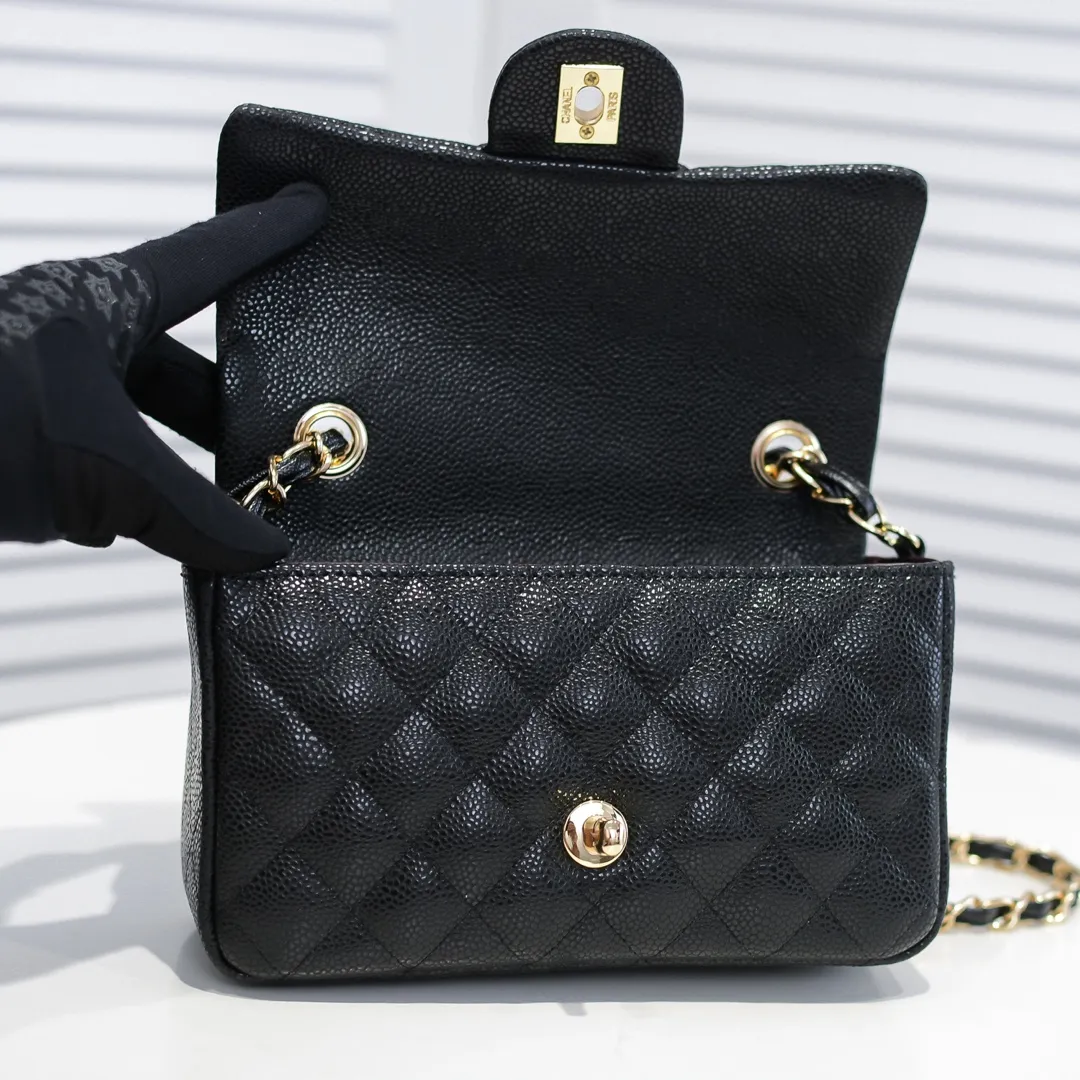 💰320￥💥CF versatile caviar cowhide🌹 Chanel💃🏻‼ ️Eternal classic style [shy] noble temperament💃🏻favorite of celebrities🌟soft leather and high-end👍counter hardware exquisite workmanship to reject defects [strong] both dazzling and feminine 😝[strong] luxurious and durable🌟size: 20*14*7cm style number 1116 reverse edge