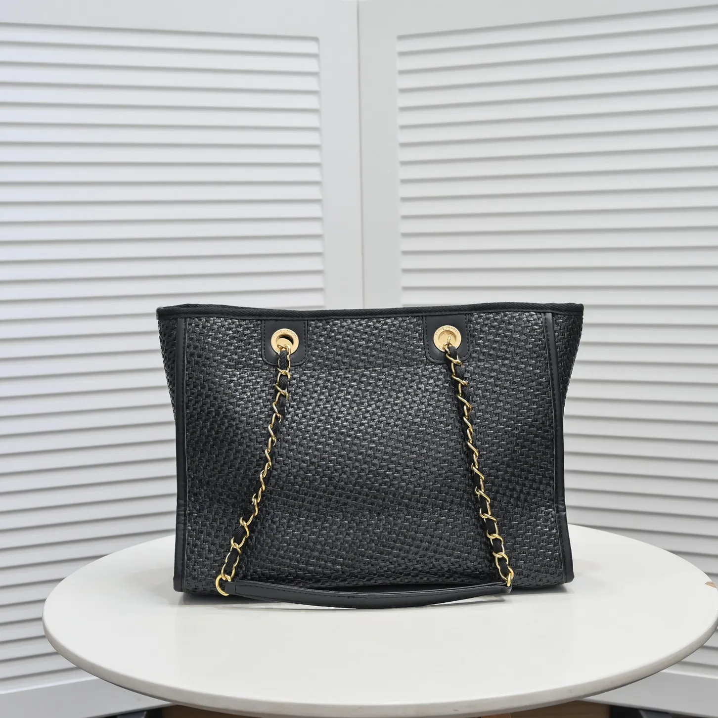 💰420￥Chanel｜21 new straw beach bag🏖️ Straw shopping bag! 2021Ss spring and summer straw beach bag, integrated with fur, continues the 19th year element logo beach shopping bag, it is simply a great combination of the century, showing that the classic elements of Xiaoxiang style are not outdated! ! Straw woven shopping bag 🏖️The only thought I have when I see it is that I can’t wait to take it to the beach for vacation⛱️ The style can be either salty or sweet, easy to find, not too beautiful, full of summer flavor, perfect score for fashion‼ ️ Size: 33*28*18cm Style number: 67001 letters