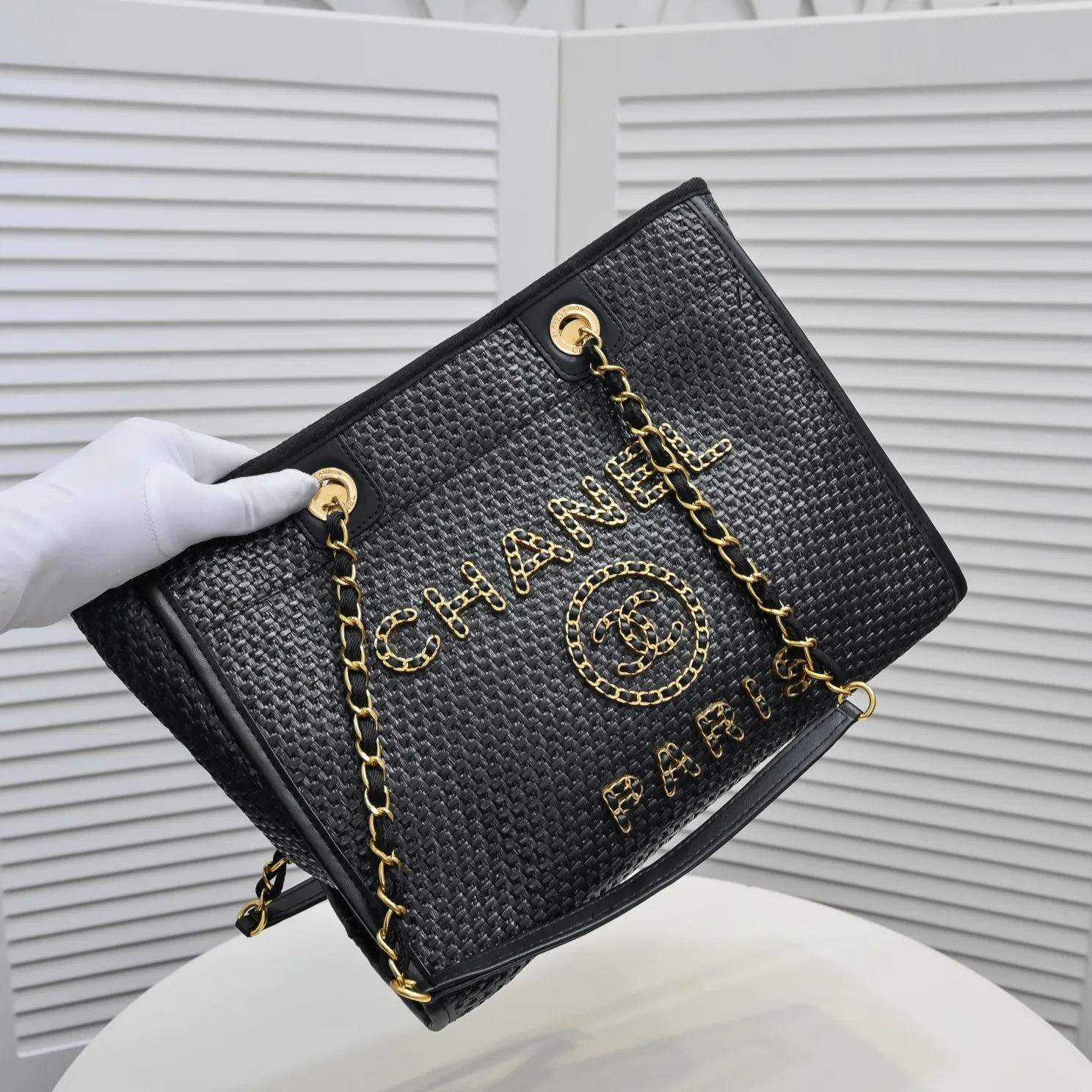 💰420￥Chanel｜21 new straw beach bag🏖️ Straw shopping bag! 2021Ss spring and summer straw beach bag, integrated with fur, continues the 19th year element logo beach shopping bag, it is simply a great combination of the century, showing that the classic elements of Xiaoxiang style are not outdated! ! Straw woven shopping bag 🏖️The only thought I have when I see it is that I can’t wait to take it to the beach for vacation⛱️ The style can be either salty or sweet, easy to find, not too beautiful, full of summer flavor, perfect score for fashion‼ ️ Size: 33*28*18cm Style number: 67001 letters
