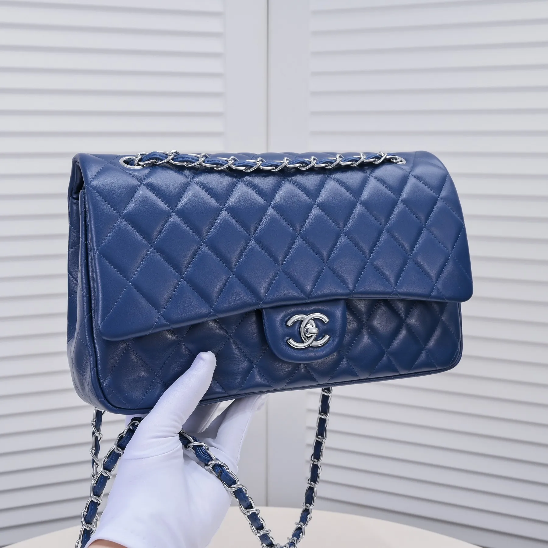 💰460￥Dark blue [color] Chanel [color] century classic, carefully crafted with exquisite workmanship of every stitch and thread, imported sheepskin with original hardware, full rhombus 💯The shape of the whole bag is particularly perfect in softness 👍👍😔😔Classic and irresistible, size: 30X18X8cm, style number: 1113