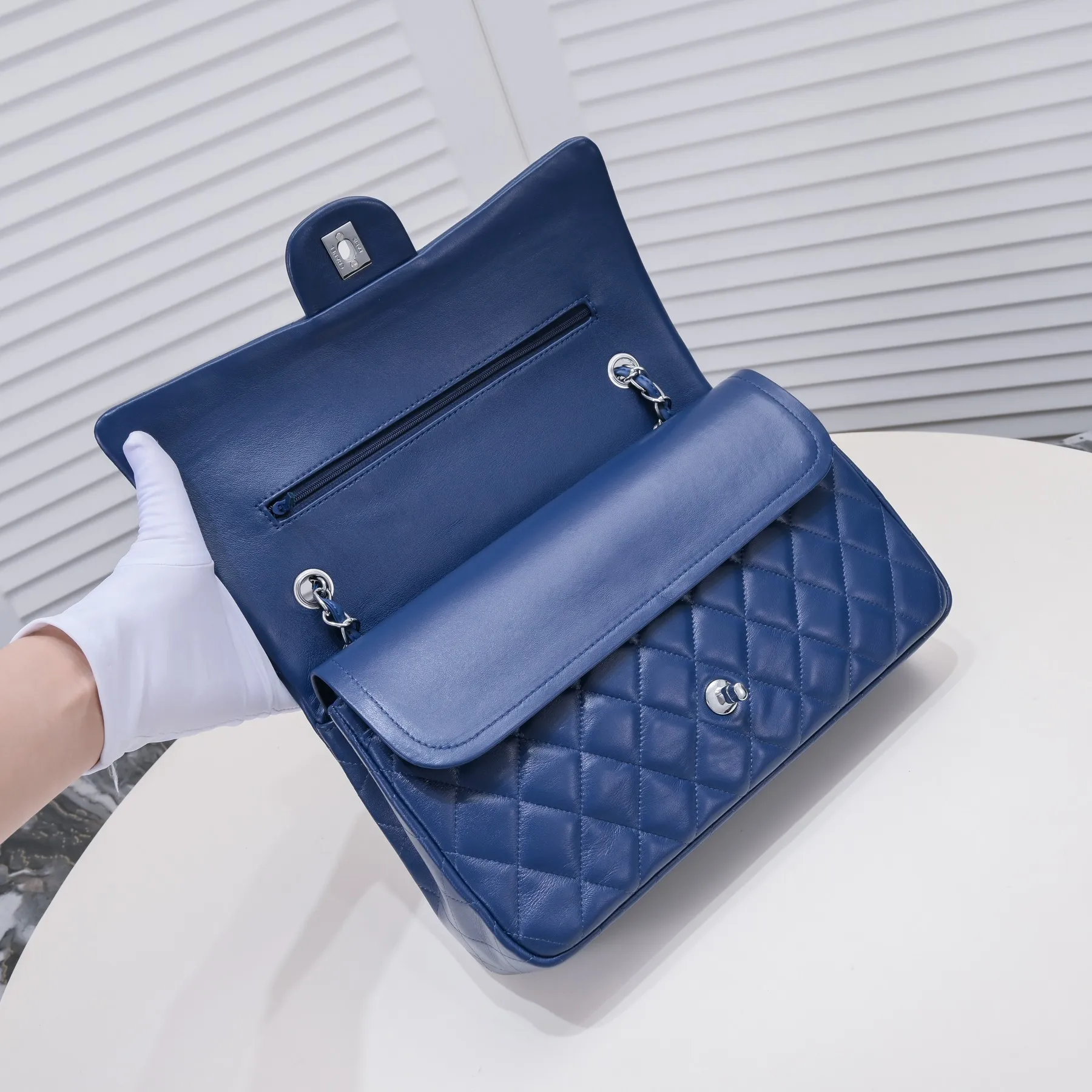 💰460￥Dark blue [color] Chanel [color] century classic, carefully crafted with exquisite workmanship of every stitch and thread, imported sheepskin with original hardware, full rhombus 💯The shape of the whole bag is particularly perfect in softness 👍👍😔😔Classic and irresistible, size: 30X18X8cm, style number: 1113