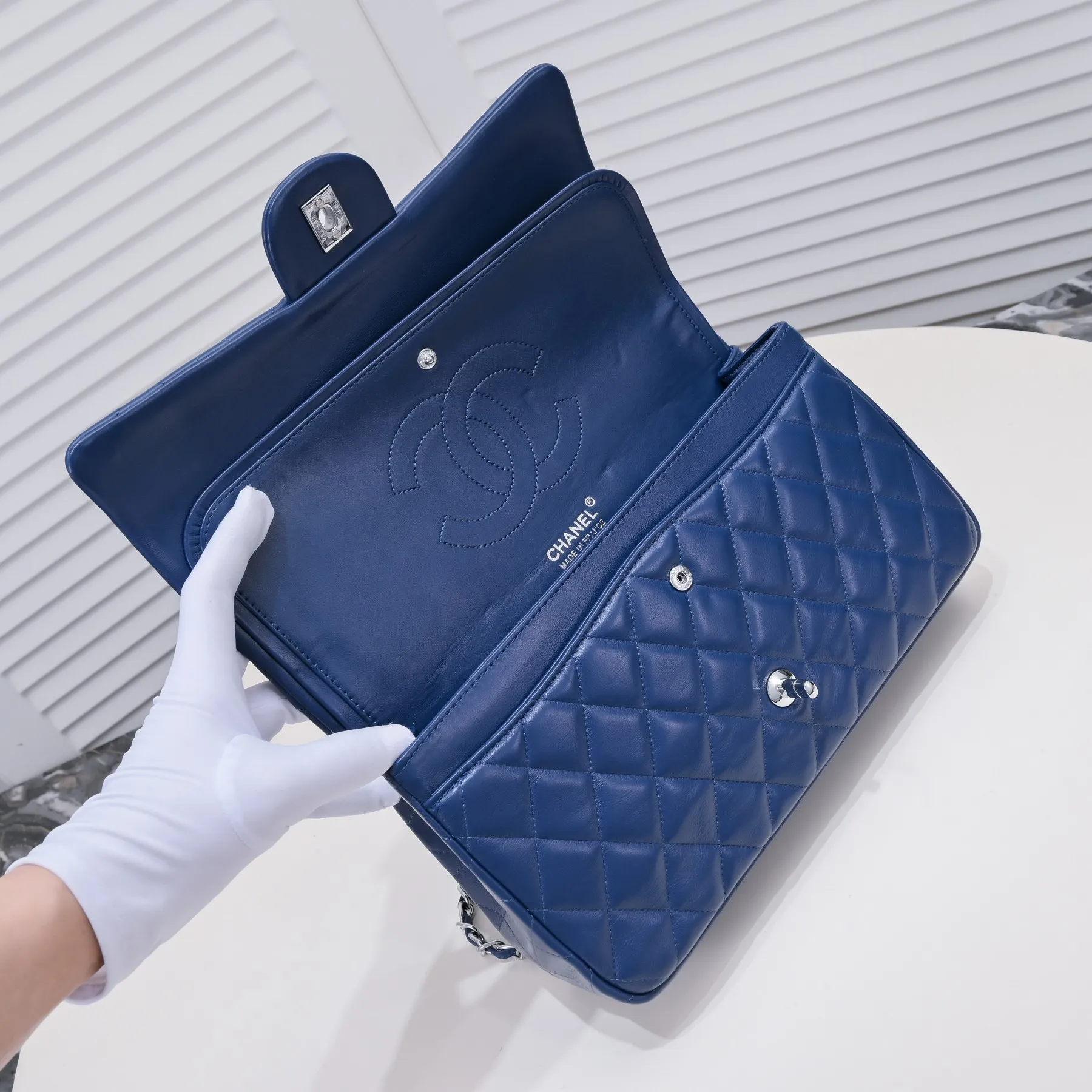 💰460￥Dark blue [color] Chanel [color] century classic, carefully crafted with exquisite workmanship of every stitch and thread, imported sheepskin with original hardware, full rhombus 💯The shape of the whole bag is particularly perfect in softness 👍👍😔😔Classic and irresistible, size: 30X18X8cm, style number: 1113