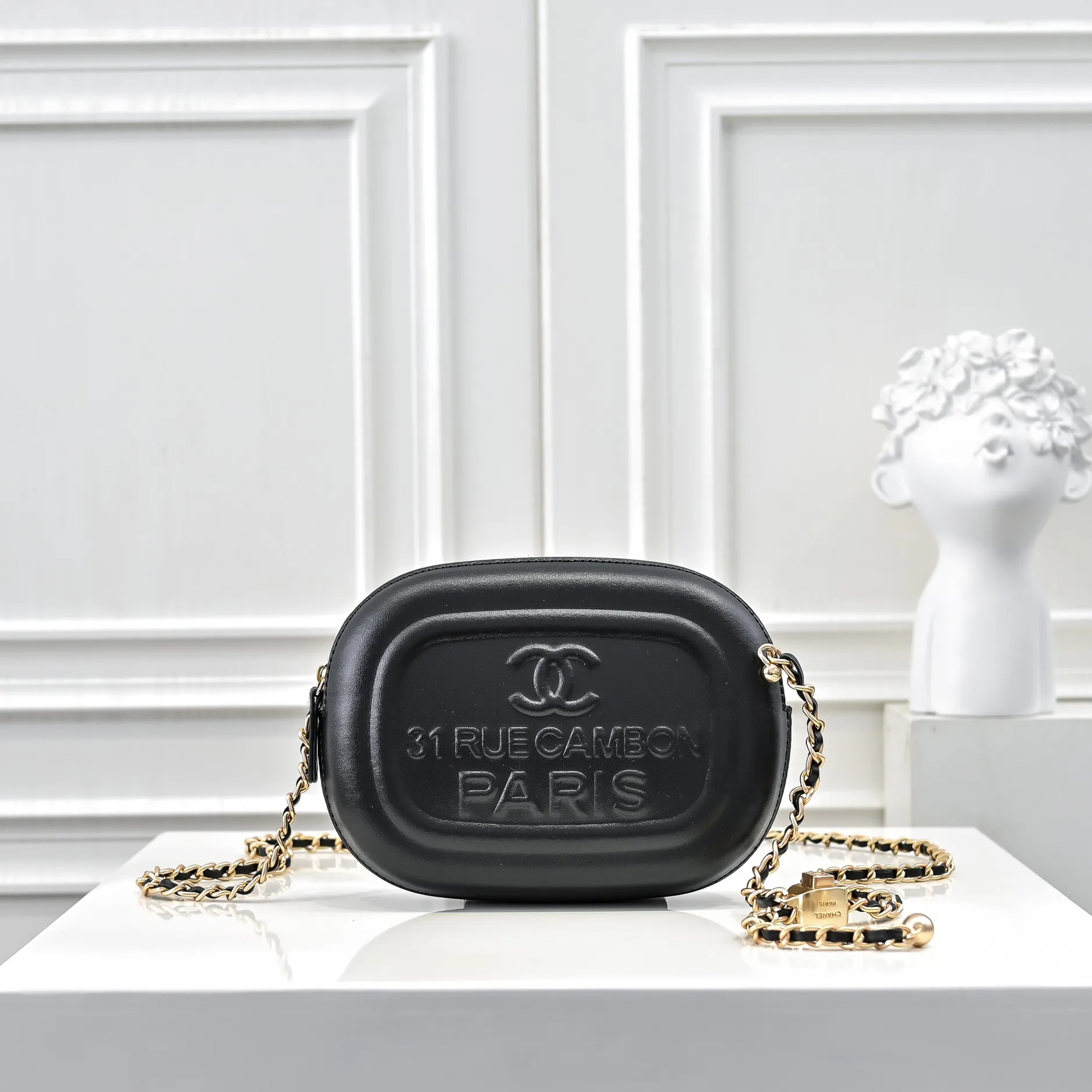 💰380￥CHANEL25C early spring vacation series. Gold fan camera bag. I love this one. The shape is the embossed character design style. I like the versatile object. It is really wow. It is so beautiful. It is a Xiangjia bag that looks small but can hold mobile phone keys, lipstick, powder, card, money, and is just the finishing touch to the whole body look. Size: 18x13cm, style number: 669