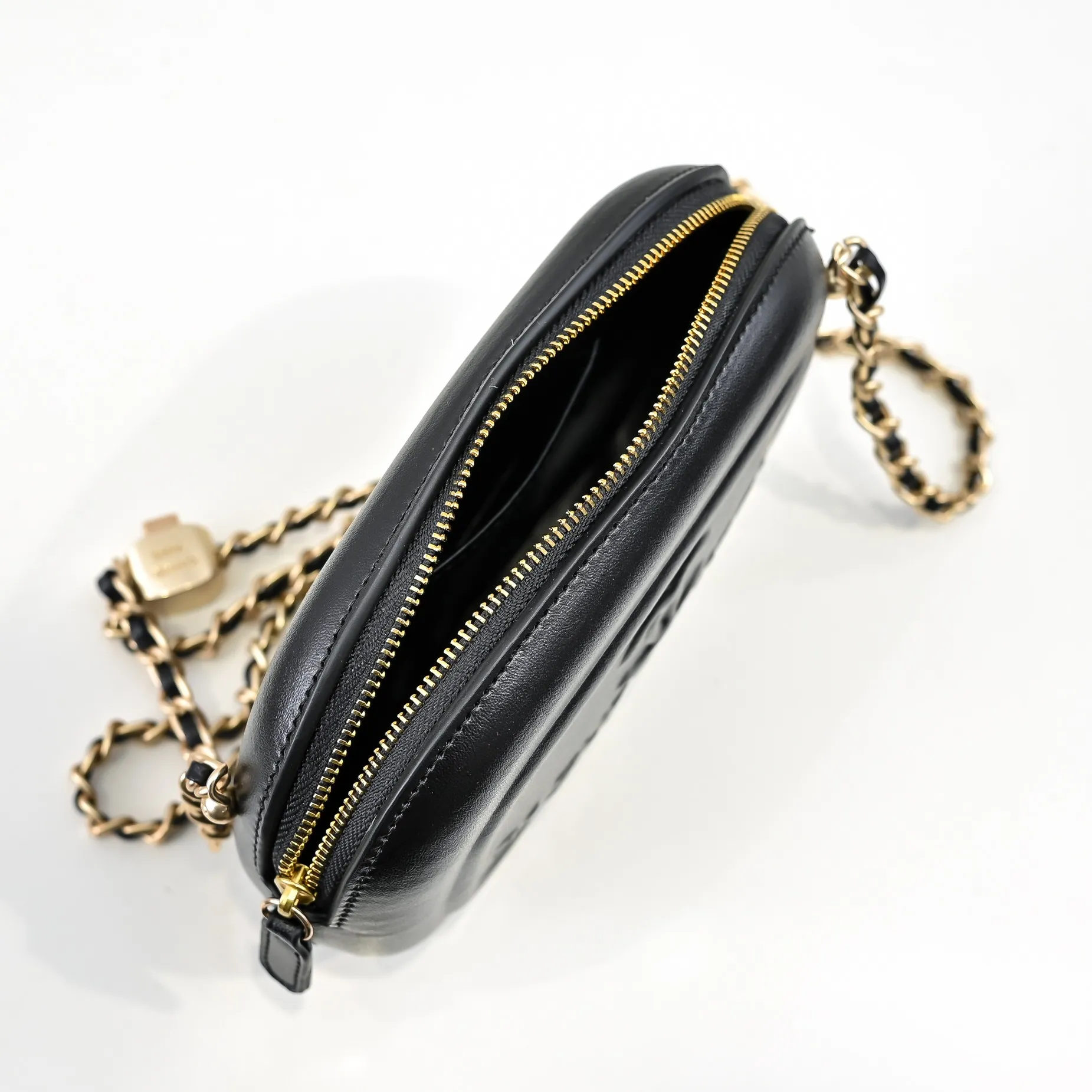 💰380￥CHANEL25C early spring vacation series. Gold fan camera bag. I love this one. The shape is the embossed character design style. I like the versatile object. It is really wow. It is so beautiful. It is a Xiangjia bag that looks small but can hold mobile phone keys, lipstick, powder, card, money, and is just the finishing touch to the whole body look. Size: 18x13cm, style number: 669