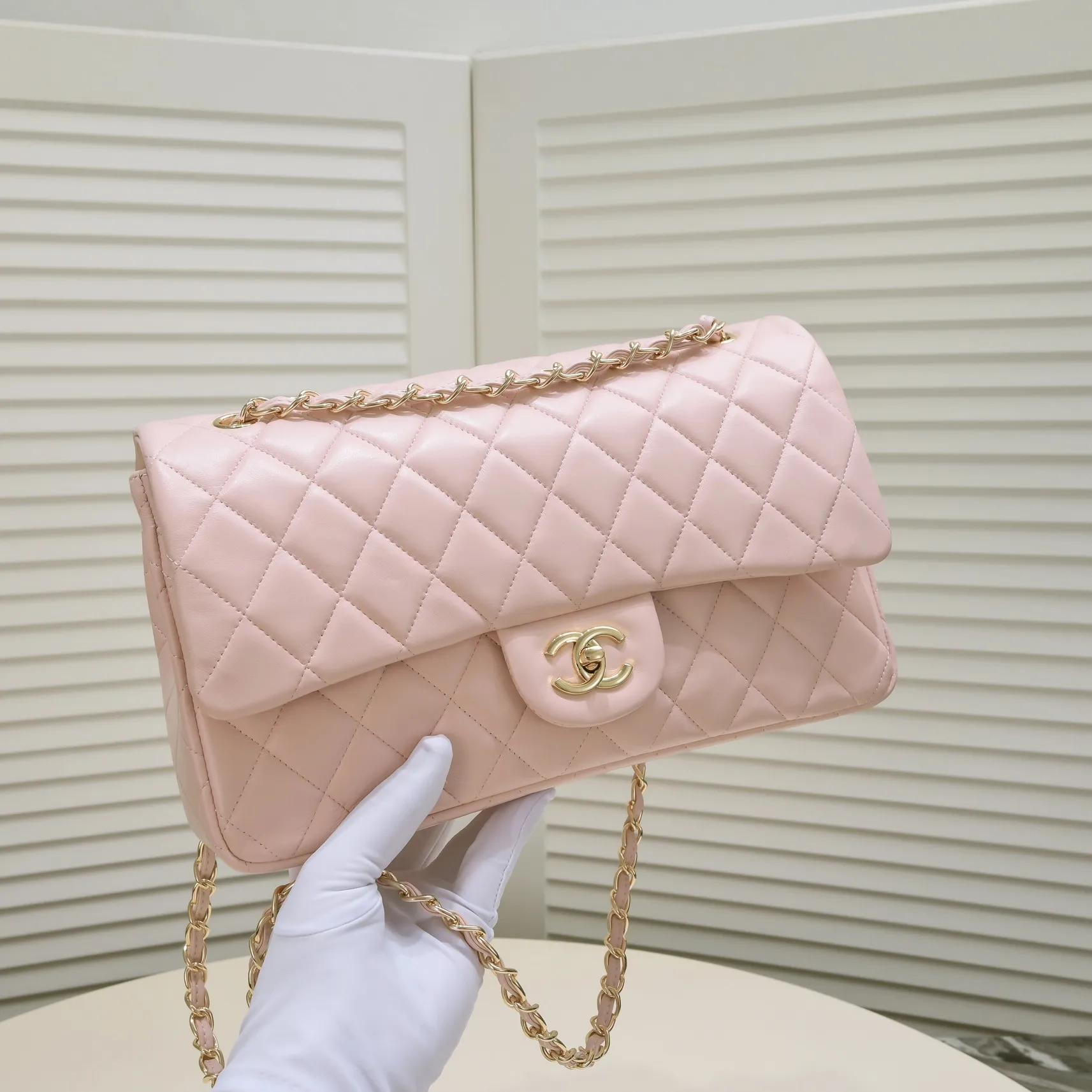 💰460￥Pink [color] Chanel [color] century classic, carefully crafted with exquisite workmanship of every stitch and thread, imported sheepskin with original hardware, full diamond pattern 💯The shape and softness of the whole bag are particularly perfect 👍👍😔😔Classic and irresistible, size: 30X18X8cm, style number: 1113
