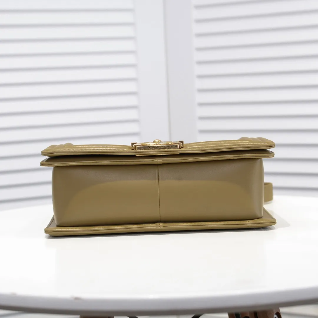 💰420￥ (Full sheepskin with original hardware) [Smile] Chanel Chanel 👑 Lambskin [Lightning] Thickened electroplated hardware accessories 🌈 Workmanship is comparable to the original order 💪 The bottom can be pinched Marks rebound, absolutely spot-on, real-life photos, fashionable and durable💪💪High-end quality, no pressure in and out of the drill cabinet💏, size 25*15*8cm, model number: 67086 gold V grid
