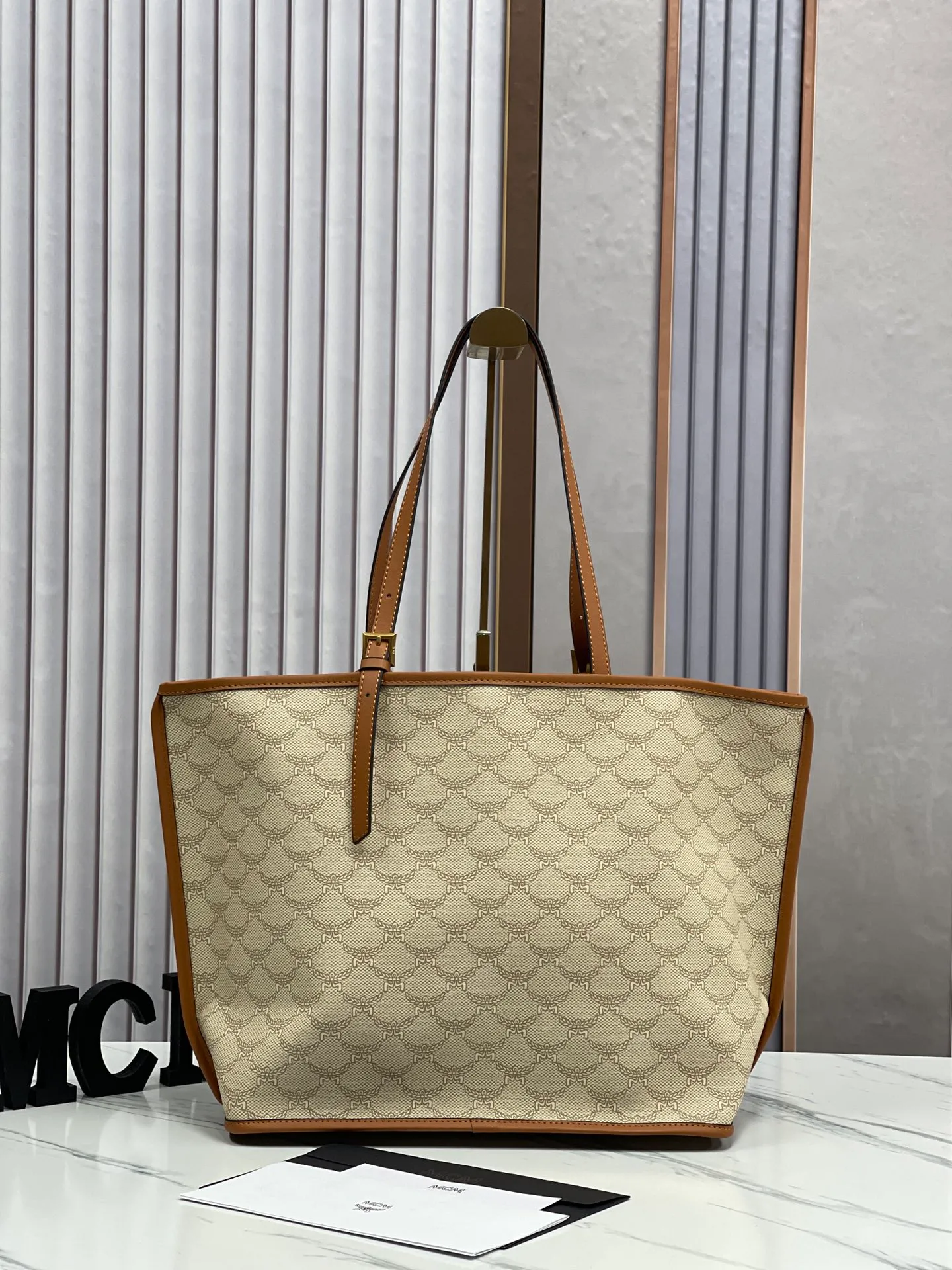 Batch 430💰💐Newly upgraded MCM HIMMEL new large shopping bag mother bag back handbag women's bag large model 705🎋This shopping bag is decorated with bay leaves, forming the classic Lauretos pattern, highlighting MCM's exquisite craftsmanship. Nappa leather elements such as the bag handles and the removable Bavarian diamond pattern tag are inspired by the brand’s legendary travel heritage and complement the bag’s silhouette. The included classic pattern clutch doubles as a stand-alone wallet for short trips. Size 35X32X17