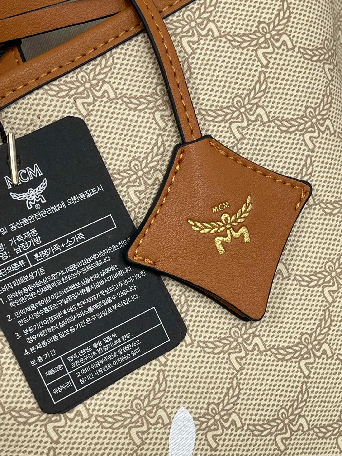 Batch 430💰💐Newly upgraded MCM HIMMEL new large shopping bag mother bag back handbag women's bag large model 705🎋This shopping bag is decorated with bay leaves, forming the classic Lauretos pattern, highlighting MCM's exquisite craftsmanship. Nappa leather elements such as the bag handles and the removable Bavarian diamond pattern tag are inspired by the brand’s legendary travel heritage and complement the bag’s silhouette. The included classic pattern clutch doubles as a stand-alone wallet for short trips. Size 35X32X17