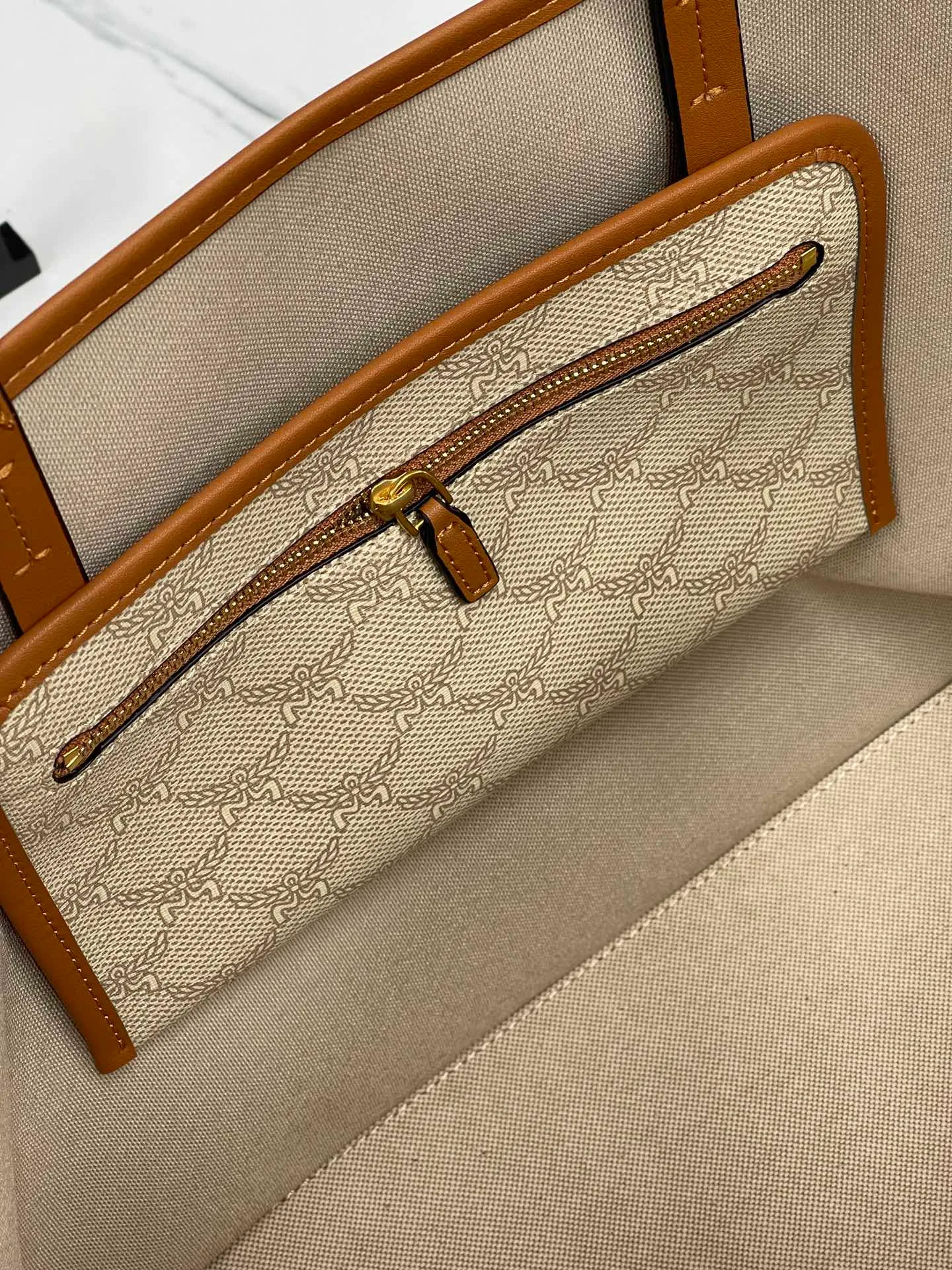 Batch 430💰💐Newly upgraded MCM HIMMEL new large shopping bag mother bag back handbag women's bag large model 705🎋This shopping bag is decorated with bay leaves, forming the classic Lauretos pattern, highlighting MCM's exquisite craftsmanship. Nappa leather elements such as the bag handles and the removable Bavarian diamond pattern tag are inspired by the brand’s legendary travel heritage and complement the bag’s silhouette. The included classic pattern clutch doubles as a stand-alone wallet for short trips. Size 35X32X17