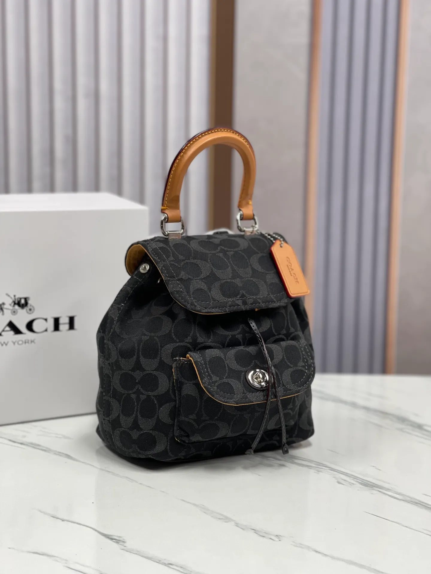 Batch 540💰Coach/Coach new model of Chambray denim series, model CJ833 Riya Backpacks mini backpack, adjustable shoulders + suitcase-style handle, drawstring with lock to ensure safety, Chambray denim small shoulders full of energy, exuding a carefree and optimistic atmosphere, everything is recovering in spring, and the outfit should be full of hope. Daily versatile king, canvas presbyopia logo, practical and durable. The contrasting colors are very eye-catching. It’s a good time for traveling. The backpack is a very nice choice~ It’s not too beautiful to take pictures~ Size: 22*23*12