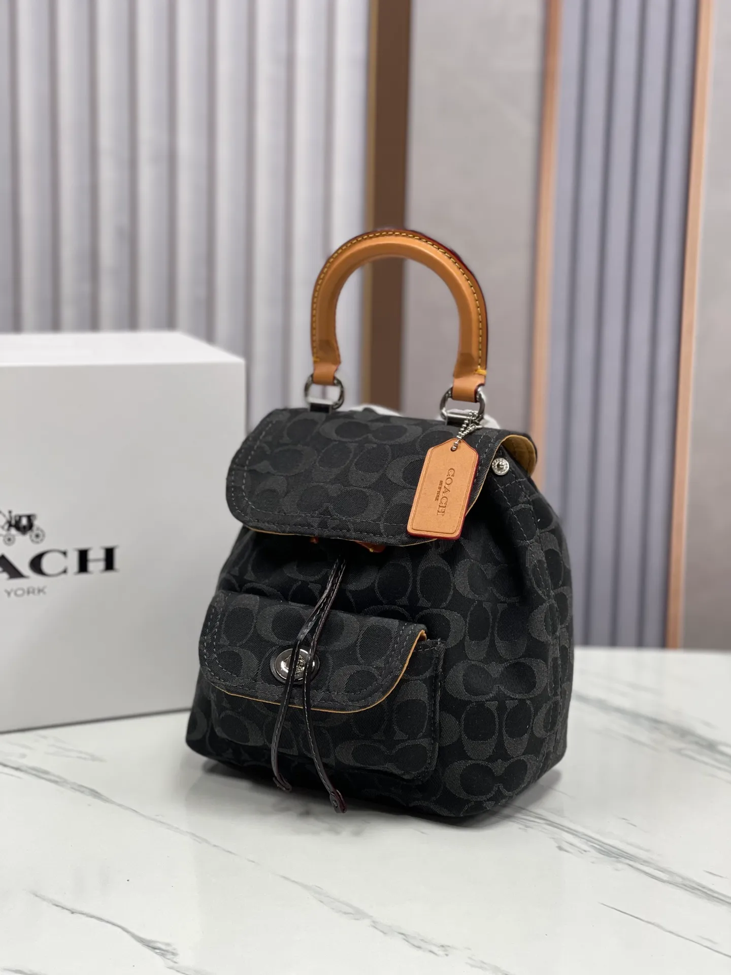 Batch 540💰Coach/Coach new model of Chambray denim series, model CJ833 Riya Backpacks mini backpack, adjustable shoulders + suitcase-style handle, drawstring with lock to ensure safety, Chambray denim small shoulders full of energy, exuding a carefree and optimistic atmosphere, everything is recovering in spring, and the outfit should be full of hope. Daily versatile king, canvas presbyopia logo, practical and durable. The contrasting colors are very eye-catching. It’s a good time for traveling. The backpack is a very nice choice~ It’s not too beautiful to take pictures~ Size: 22*23*12