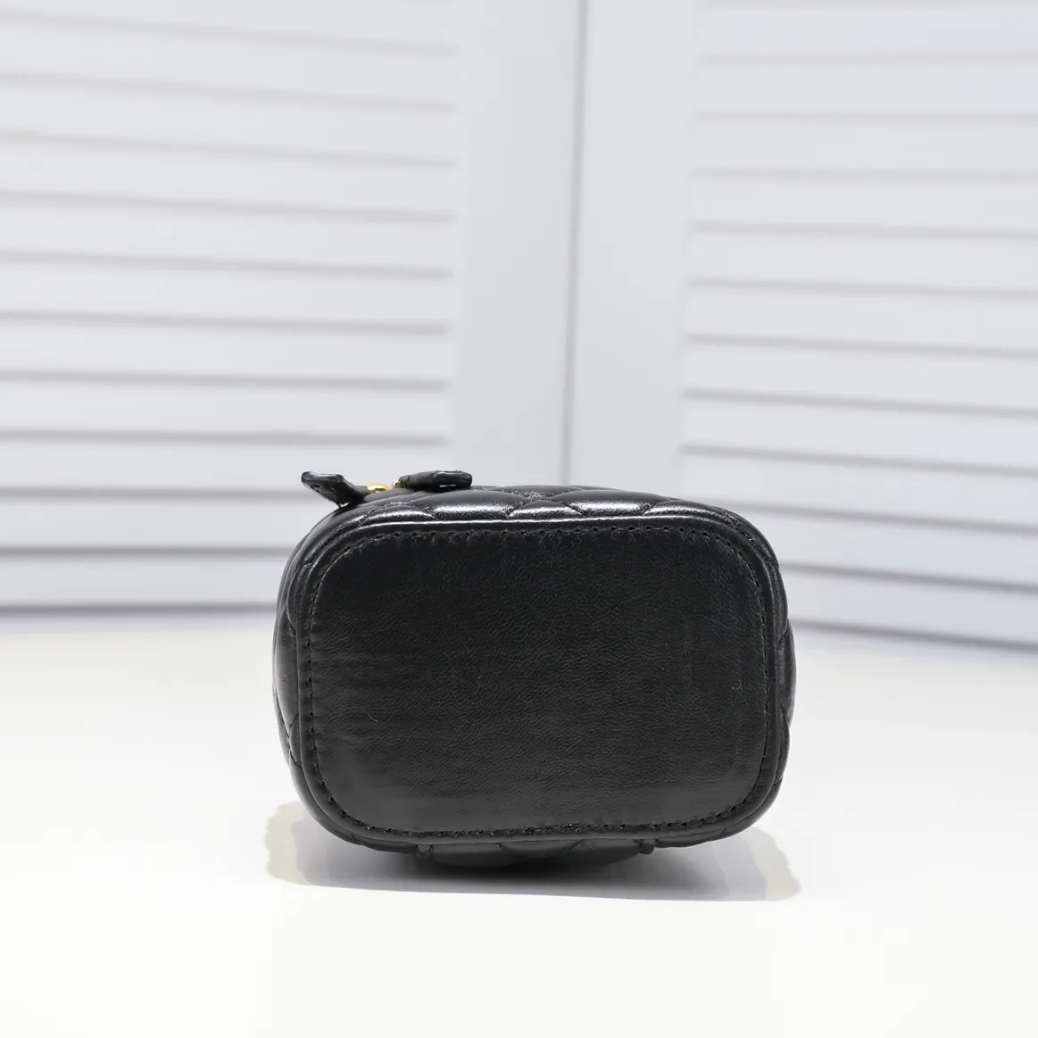💰340￥Chanel 2021 Autumn and Winter New Product Portable Makeup Small Box Small Storage Box Open it for touch-ups when going out and close it to adjust your styling. It can also be used as a storage box even if it is placed at home. Lipstick, BB cream, foundation, tissues, and everything can be stored. The upper body effect is great and super versatile. Size: 11*8.5*7cm/ Style No.: 8107