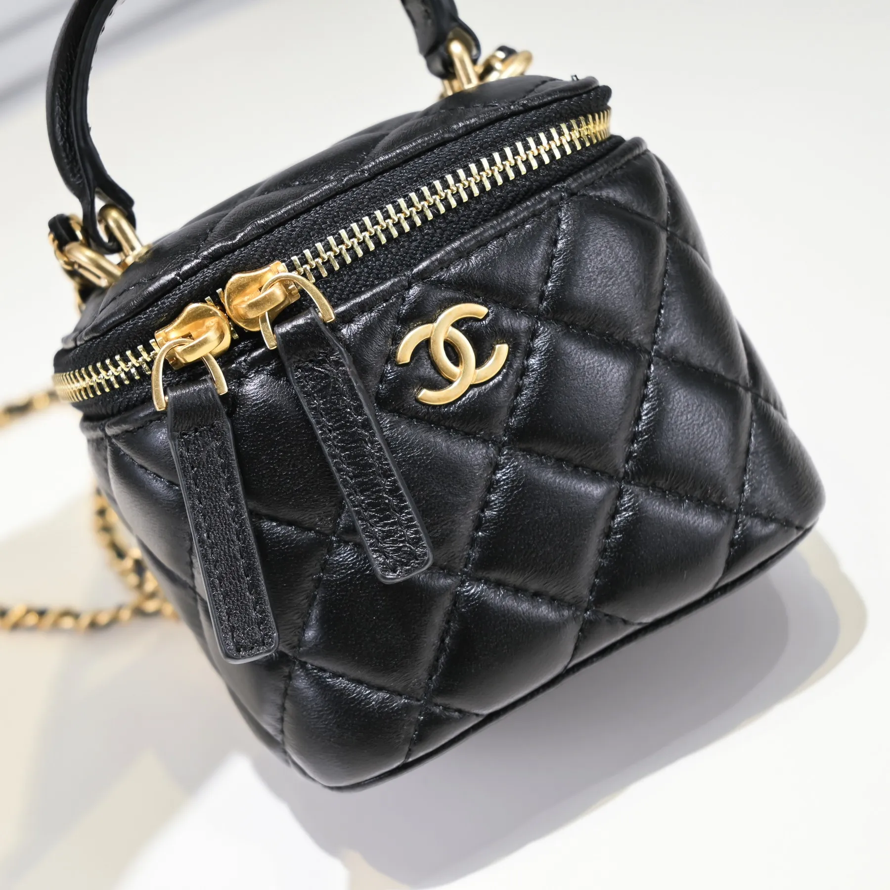 💰340￥Chanel 2021 Autumn and Winter New Product Portable Makeup Small Box Small Storage Box Open it for touch-ups when going out and close it to adjust your styling. It can also be used as a storage box even if it is placed at home. Lipstick, BB cream, foundation, tissues, and everything can be stored. The upper body effect is great and super versatile. Size: 11*8.5*7cm/ Style No.: 8107