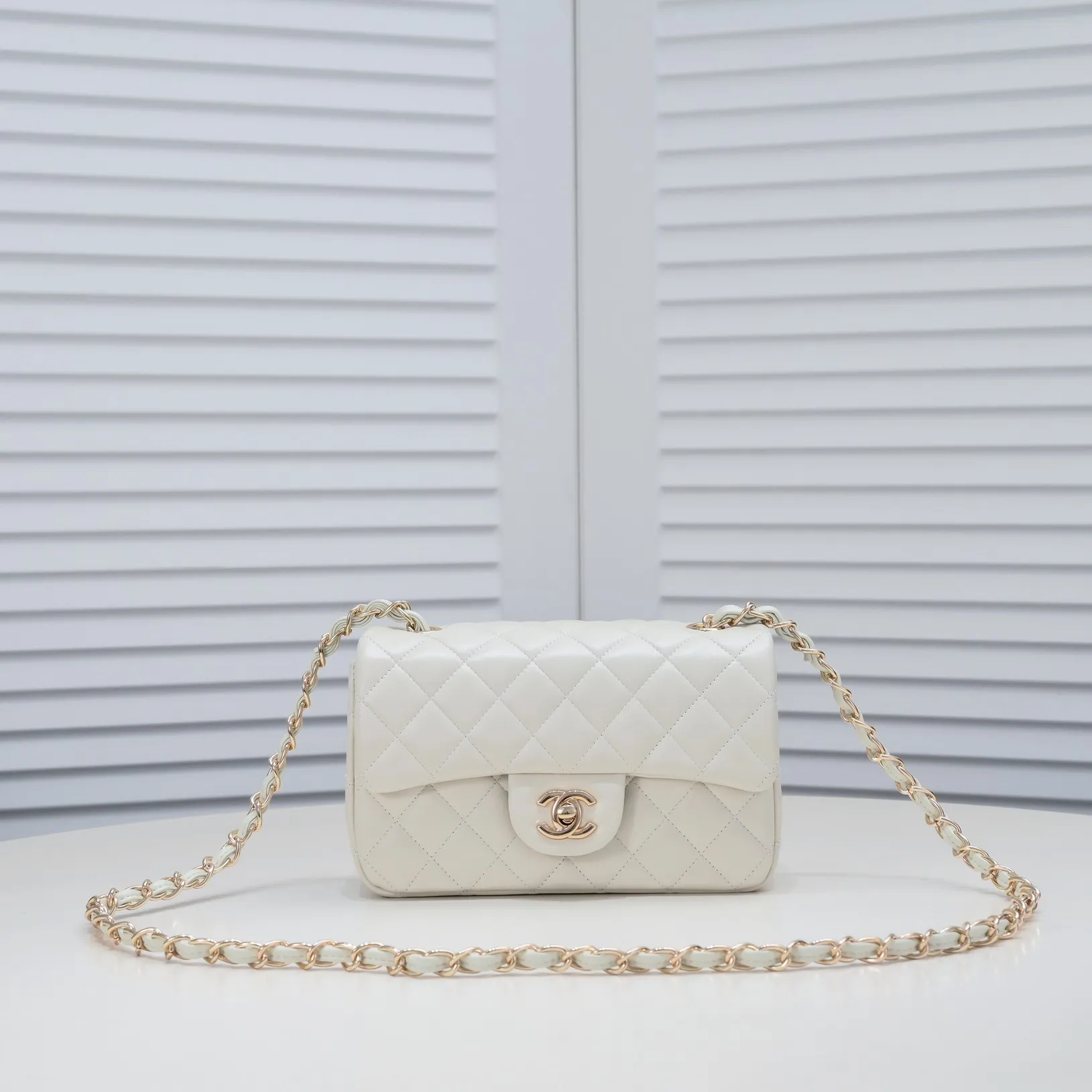 💰320￥ Off-white 1116 color CF versatile lambskin🌹 Chanel💃🏻‼ ️Eternal classic style [shy] noble temperament💃🏻favorite of celebrities🌟soft leather and high-end👍counter hardware exquisite workmanship to reject flaws [strong] both dazzling and feminine 😝[strong] luxurious and durable🌟Size: 20*14*7cm Style number: 1116