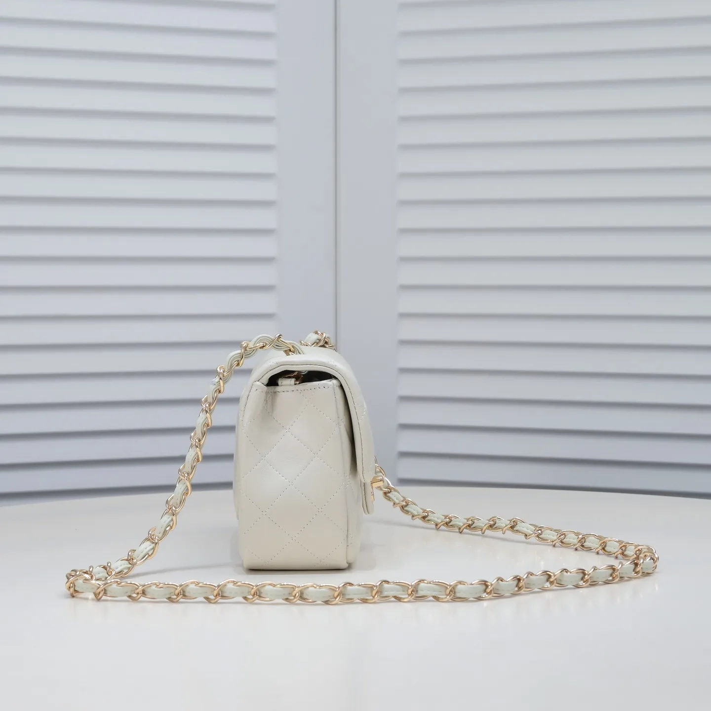 💰320￥ Off-white 1116 color CF versatile lambskin🌹 Chanel💃🏻‼ ️Eternal classic style [shy] noble temperament💃🏻favorite of celebrities🌟soft leather and high-end👍counter hardware exquisite workmanship to reject flaws [strong] both dazzling and feminine 😝[strong] luxurious and durable🌟Size: 20*14*7cm Style number: 1116