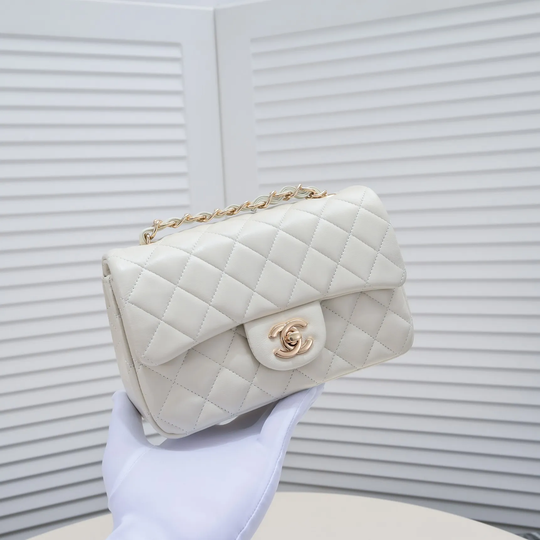 💰320￥ Off-white 1116 color CF versatile lambskin🌹 Chanel💃🏻‼ ️Eternal classic style [shy] noble temperament💃🏻favorite of celebrities🌟soft leather and high-end👍counter hardware exquisite workmanship to reject flaws [strong] both dazzling and feminine 😝[strong] luxurious and durable🌟Size: 20*14*7cm Style number: 1116