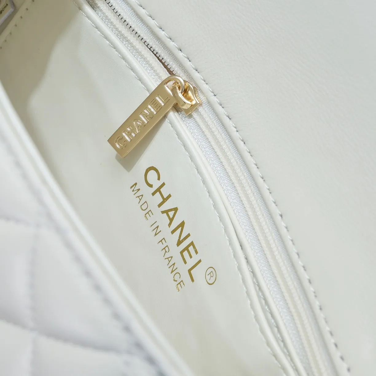 💰320￥ Off-white 1116 color CF versatile lambskin🌹 Chanel💃🏻‼ ️Eternal classic style [shy] noble temperament💃🏻favorite of celebrities🌟soft leather and high-end👍counter hardware exquisite workmanship to reject flaws [strong] both dazzling and feminine 😝[strong] luxurious and durable🌟Size: 20*14*7cm Style number: 1116