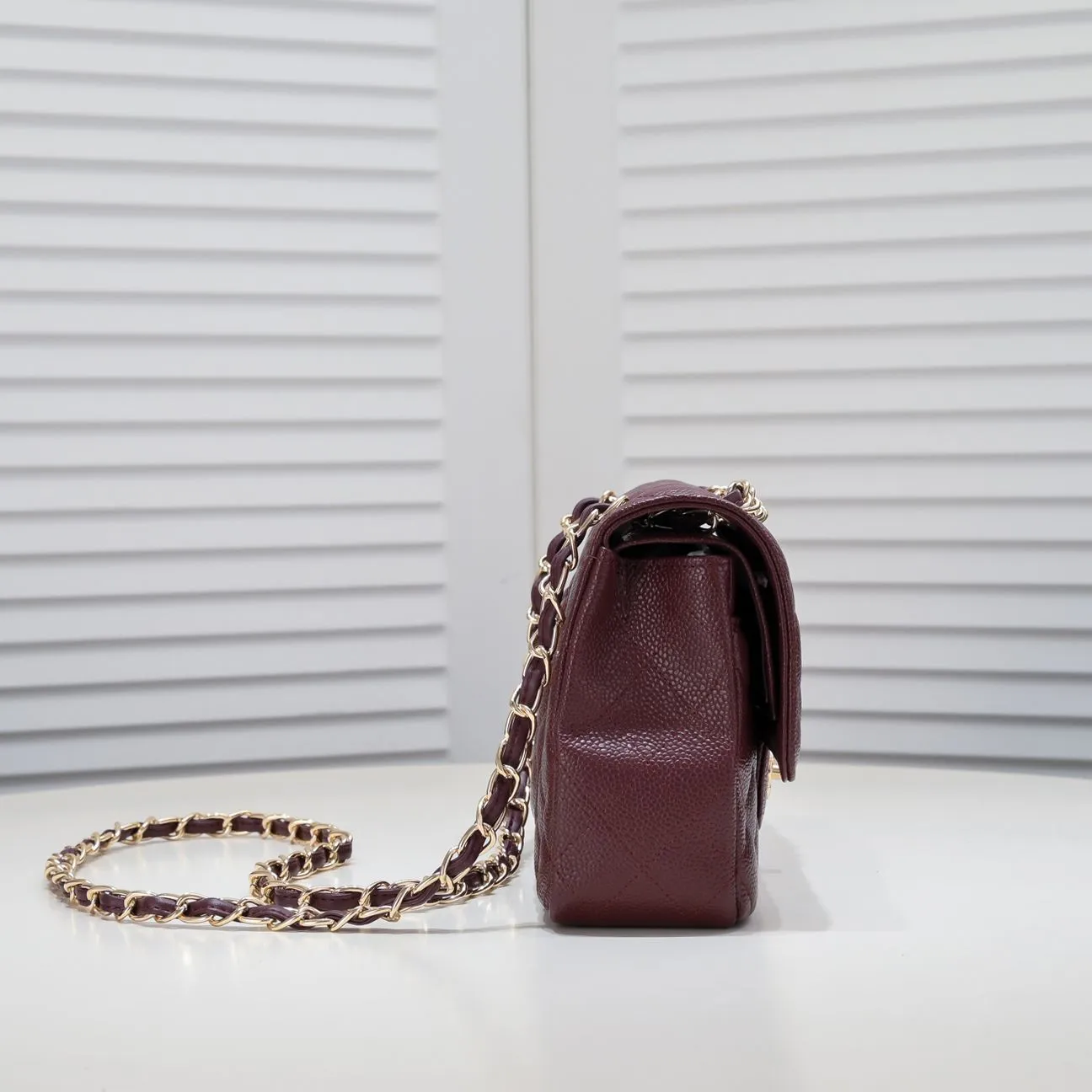💰400￥Maroon Chanel,...Palace-level poison👏...Original overseas factory CF2.55...😱 Absolutely the top-notch caviar ball grain cowhide you have never seen...✨Real K gold➰Gold buckle✨👑 The line spacing is perfectly consistent. The side of the bag is perfectly streamlined👏..It must have such a texture to be perfect💋 Follow the 9-pin diamond pattern. The flip cover is smooth and seamless ☑️ Strong visual three-dimensional effect 🔱 The diamond pattern is full and delicate 💑 It is super smooth, soft and comfortable to use 👒 CF is a must-have for girls. Size: 25.5*16*6.5cm. Style number: 1112 ball pattern