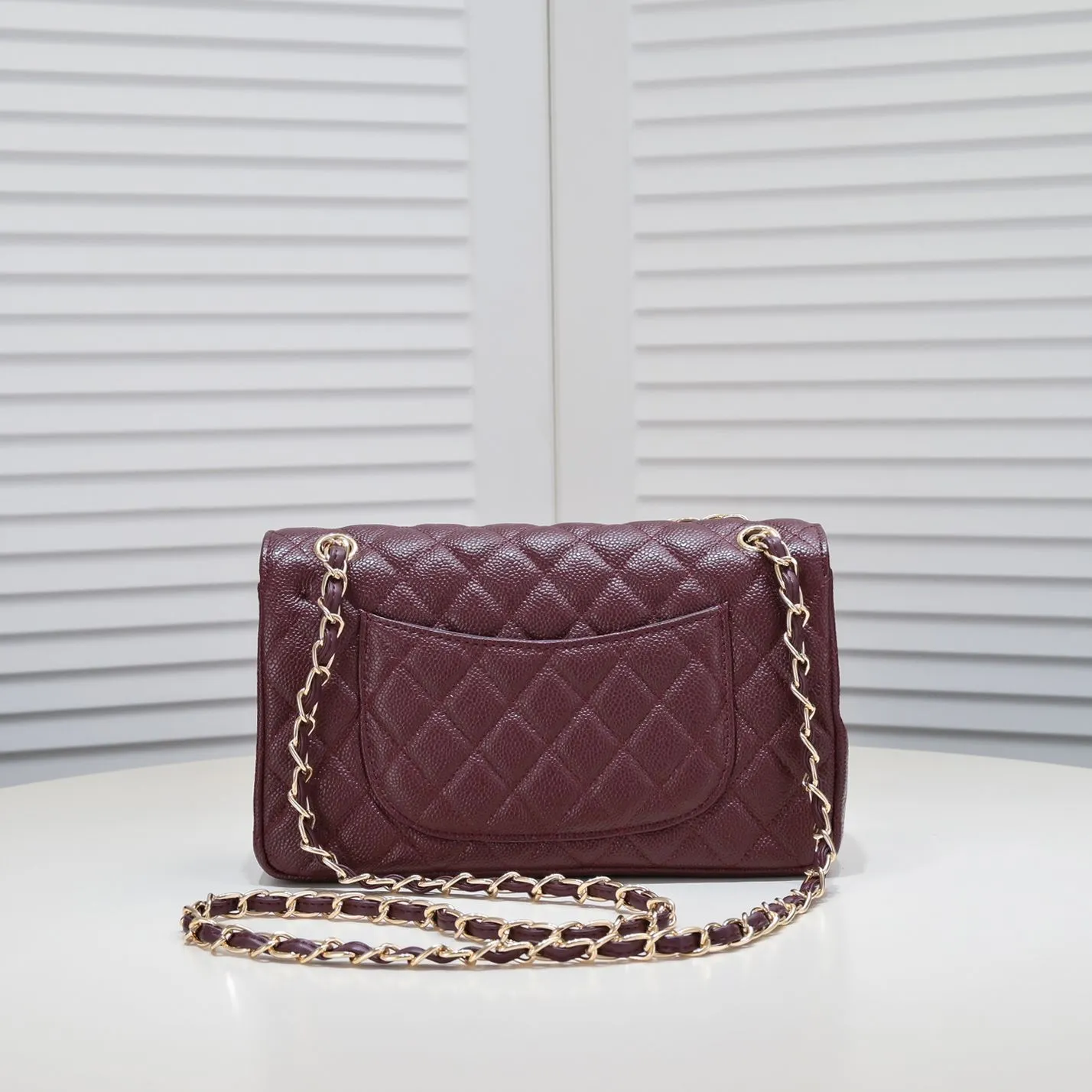 💰400￥Maroon Chanel,...Palace-level poison👏...Original overseas factory CF2.55...😱 Absolutely the top-notch caviar ball grain cowhide you have never seen...✨Real K gold➰Gold buckle✨👑 The line spacing is perfectly consistent. The side of the bag is perfectly streamlined👏..It must have such a texture to be perfect💋 Follow the 9-pin diamond pattern. The flip cover is smooth and seamless ☑️ Strong visual three-dimensional effect 🔱 The diamond pattern is full and delicate 💑 It is super smooth, soft and comfortable to use 👒 CF is a must-have for girls. Size: 25.5*16*6.5cm. Style number: 1112 ball pattern