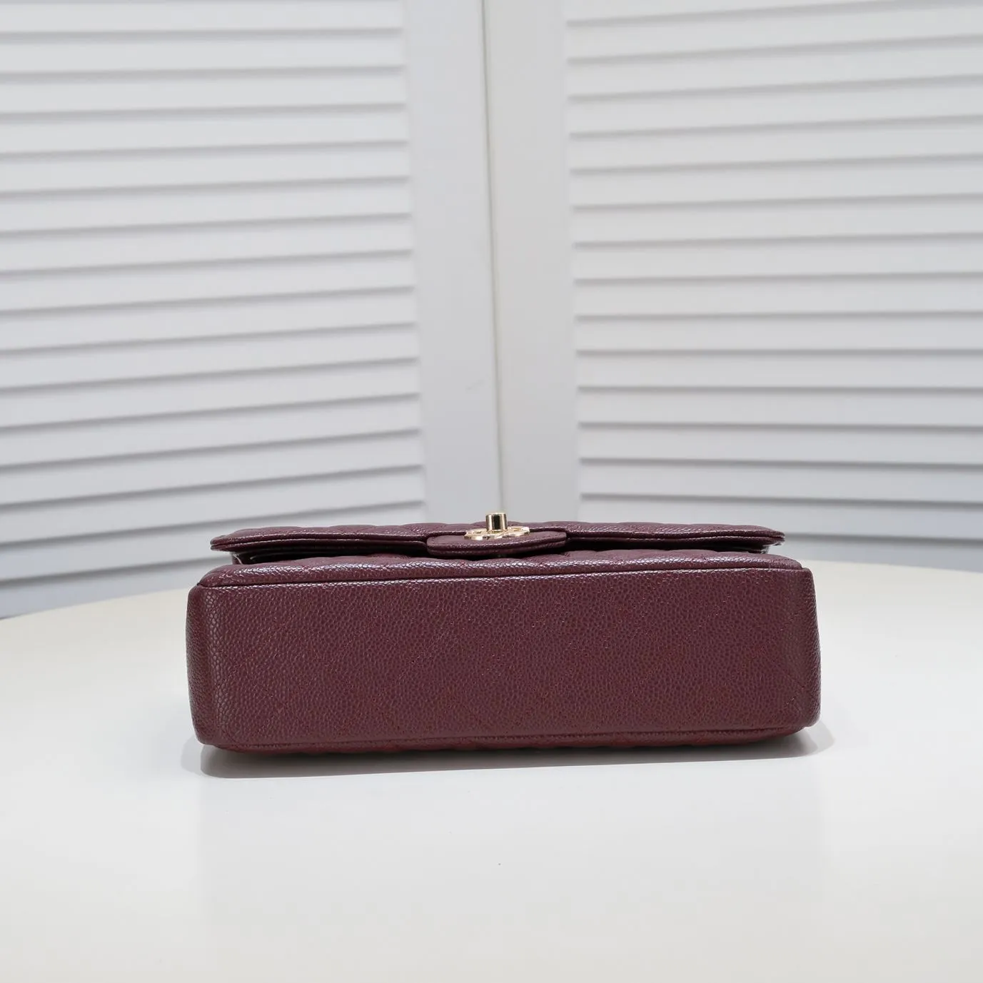 💰400￥Maroon Chanel,...Palace-level poison👏...Original overseas factory CF2.55...😱 Absolutely the top-notch caviar ball grain cowhide you have never seen...✨Real K gold➰Gold buckle✨👑 The line spacing is perfectly consistent. The side of the bag is perfectly streamlined👏..It must have such a texture to be perfect💋 Follow the 9-pin diamond pattern. The flip cover is smooth and seamless ☑️ Strong visual three-dimensional effect 🔱 The diamond pattern is full and delicate 💑 It is super smooth, soft and comfortable to use 👒 CF is a must-have for girls. Size: 25.5*16*6.5cm. Style number: 1112 ball pattern
