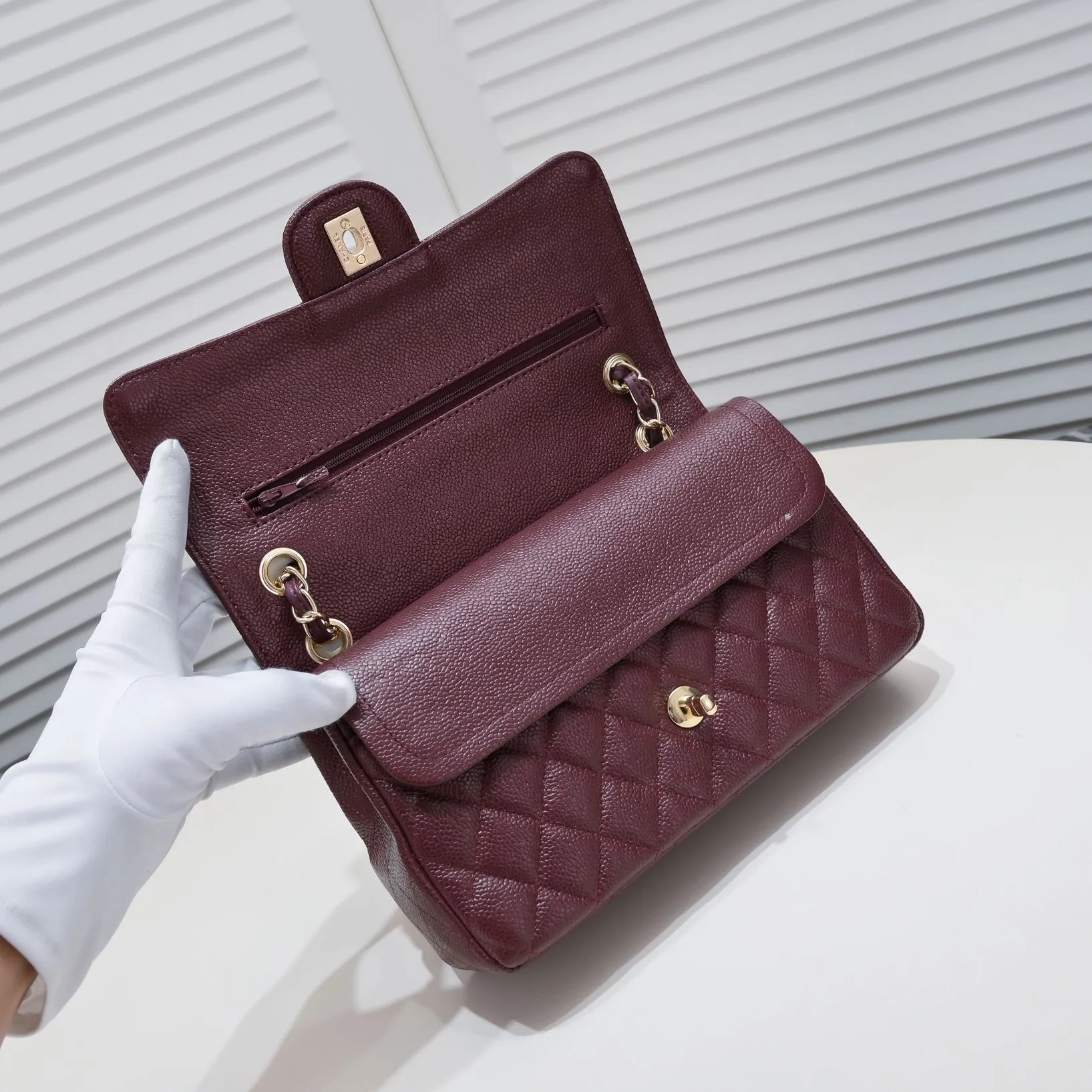 💰400￥Maroon Chanel,...Palace-level poison👏...Original overseas factory CF2.55...😱 Absolutely the top-notch caviar ball grain cowhide you have never seen...✨Real K gold➰Gold buckle✨👑 The line spacing is perfectly consistent. The side of the bag is perfectly streamlined👏..It must have such a texture to be perfect💋 Follow the 9-pin diamond pattern. The flip cover is smooth and seamless ☑️ Strong visual three-dimensional effect 🔱 The diamond pattern is full and delicate 💑 It is super smooth, soft and comfortable to use 👒 CF is a must-have for girls. Size: 25.5*16*6.5cm. Style number: 1112 ball pattern