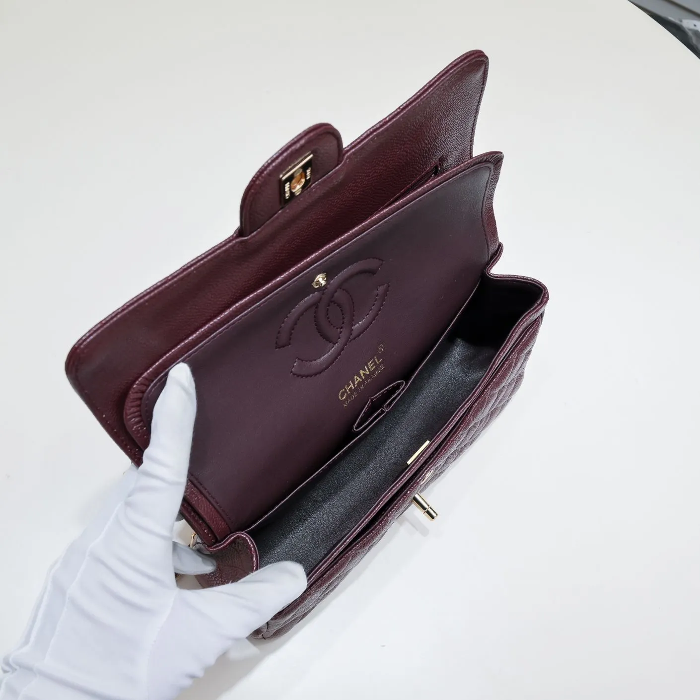 💰400￥Maroon Chanel,...Palace-level poison👏...Original overseas factory CF2.55...😱 Absolutely the top-notch caviar ball grain cowhide you have never seen...✨Real K gold➰Gold buckle✨👑 The line spacing is perfectly consistent. The side of the bag is perfectly streamlined👏..It must have such a texture to be perfect💋 Follow the 9-pin diamond pattern. The flip cover is smooth and seamless ☑️ Strong visual three-dimensional effect 🔱 The diamond pattern is full and delicate 💑 It is super smooth, soft and comfortable to use 👒 CF is a must-have for girls. Size: 25.5*16*6.5cm. Style number: 1112 ball pattern