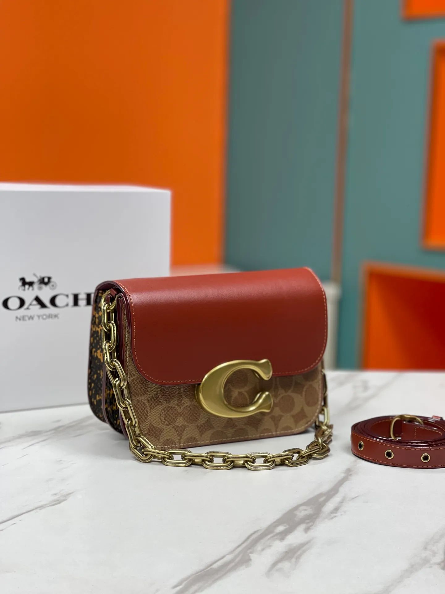 Top original order batch 580💰💃Coach's latest crossbody bag💐The shoulder strap design is full of 100 points. The leather detachable shoulder strap is also equipped with a retro old chain + leather shoulder strap. The big brand logo C is particularly obvious. The accordion-style side splicing snakeskin material is made of nappa sheepskin. The interior has three large compartments and a zipper compartment. The texture is very good! #coachNew #Chain Bag Model CM551. Size 21CM