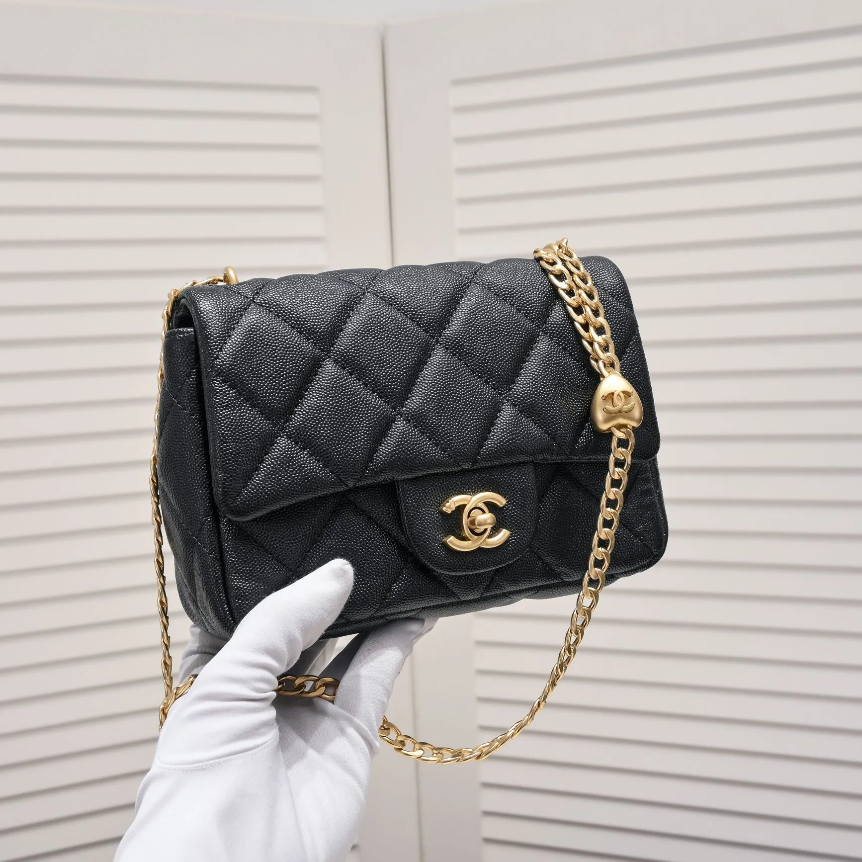 💰360￥Small size Chane1 🌐23P new model 💎Love ball beats golden ball? Needless to say, Chanel's golden ball is so popular. It is difficult to buy at the counter and gets 5 stars. This new season has a new love model, come and get it quickly!💕 The love ball with matte matte texture will make girls' hearts burst. The chain is also a plain chain with the same texture, and the durability of lychee leather is perfect. If the golden ball is a classic, then the love ball is a brand-new fashion. 💗 Whether it is a big mini or a fat square, they are very rare. If you can't buy a gold ball, come and buy the 23P love ball🌷Model number: 3891 size: 14X20x8cm