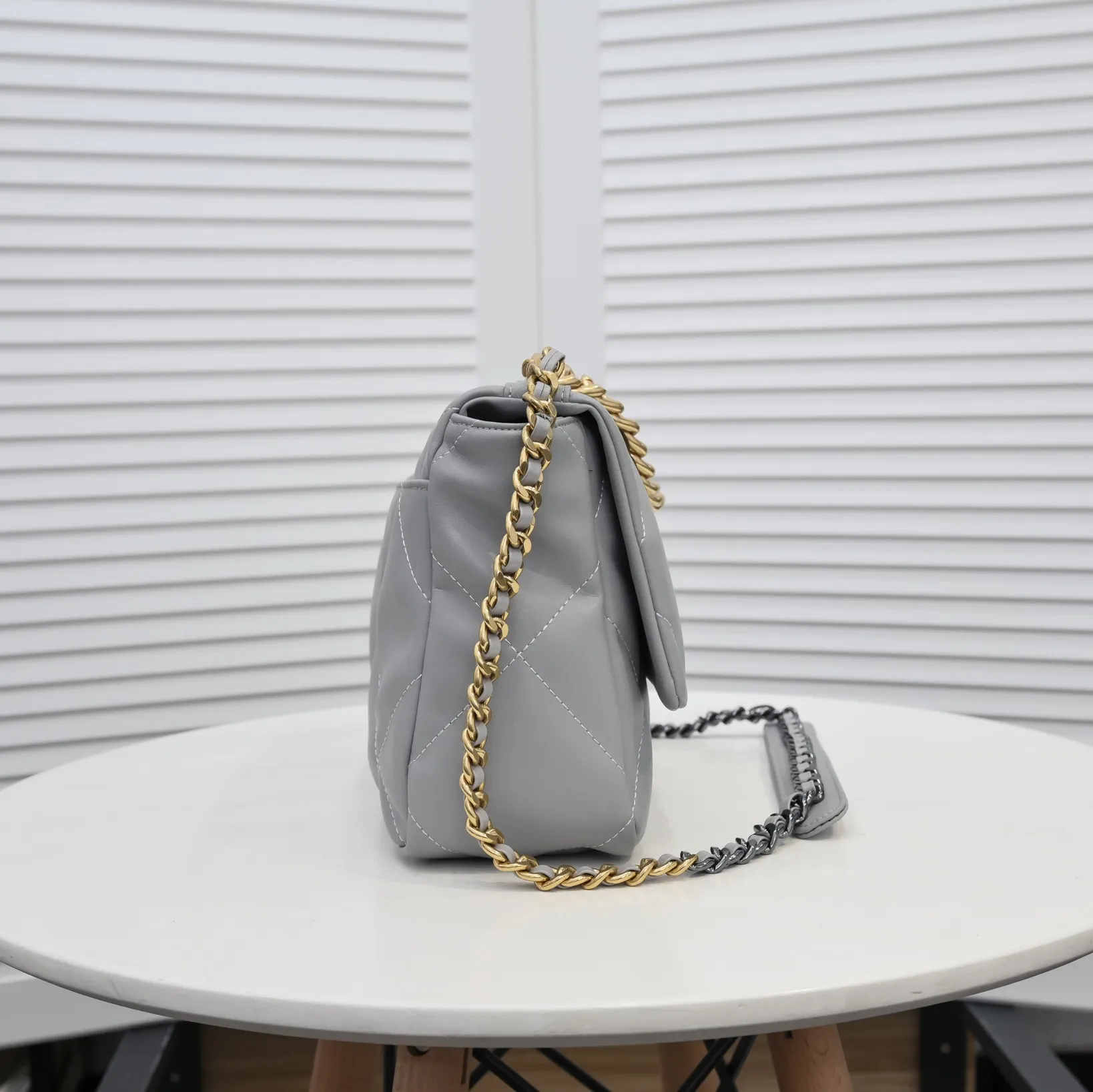 💰410￥The latest popular style of Chanel in gray medium size is now available📣📣Synchronized with counters🤭Imported cowhide🐂feels very soft. The upper body effect is super good, it can be carried by hand, on one shoulder or cross-body, showing the elegance and charm of women. Hurry up and get it. Style number: 9011. Size: 30*20*12cm.