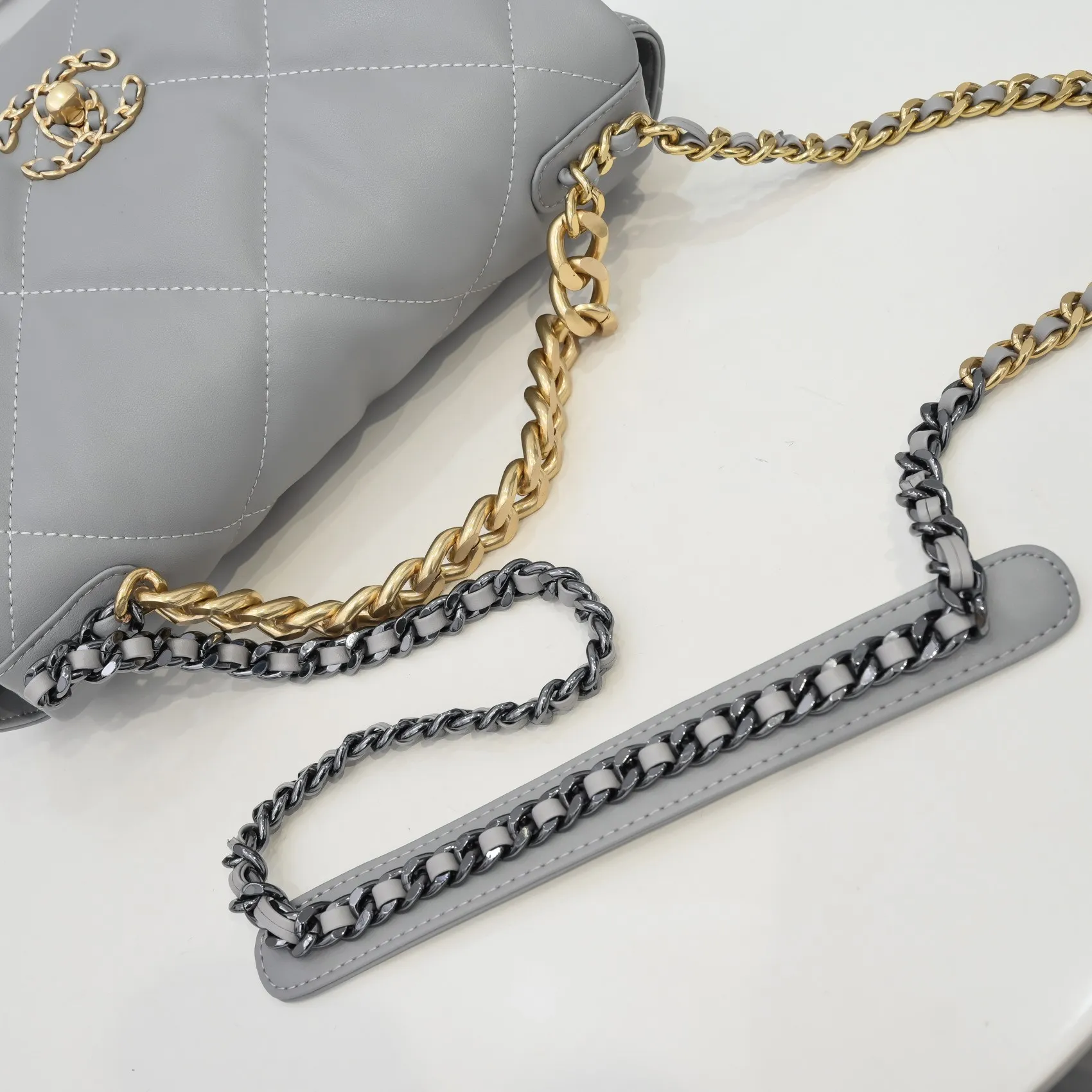 💰410￥The latest popular style of Chanel in gray medium size is now available📣📣Synchronized with counters🤭Imported cowhide🐂feels very soft. The upper body effect is super good, it can be carried by hand, on one shoulder or cross-body, showing the elegance and charm of women. Hurry up and get it. Style number: 9011. Size: 30*20*12cm.