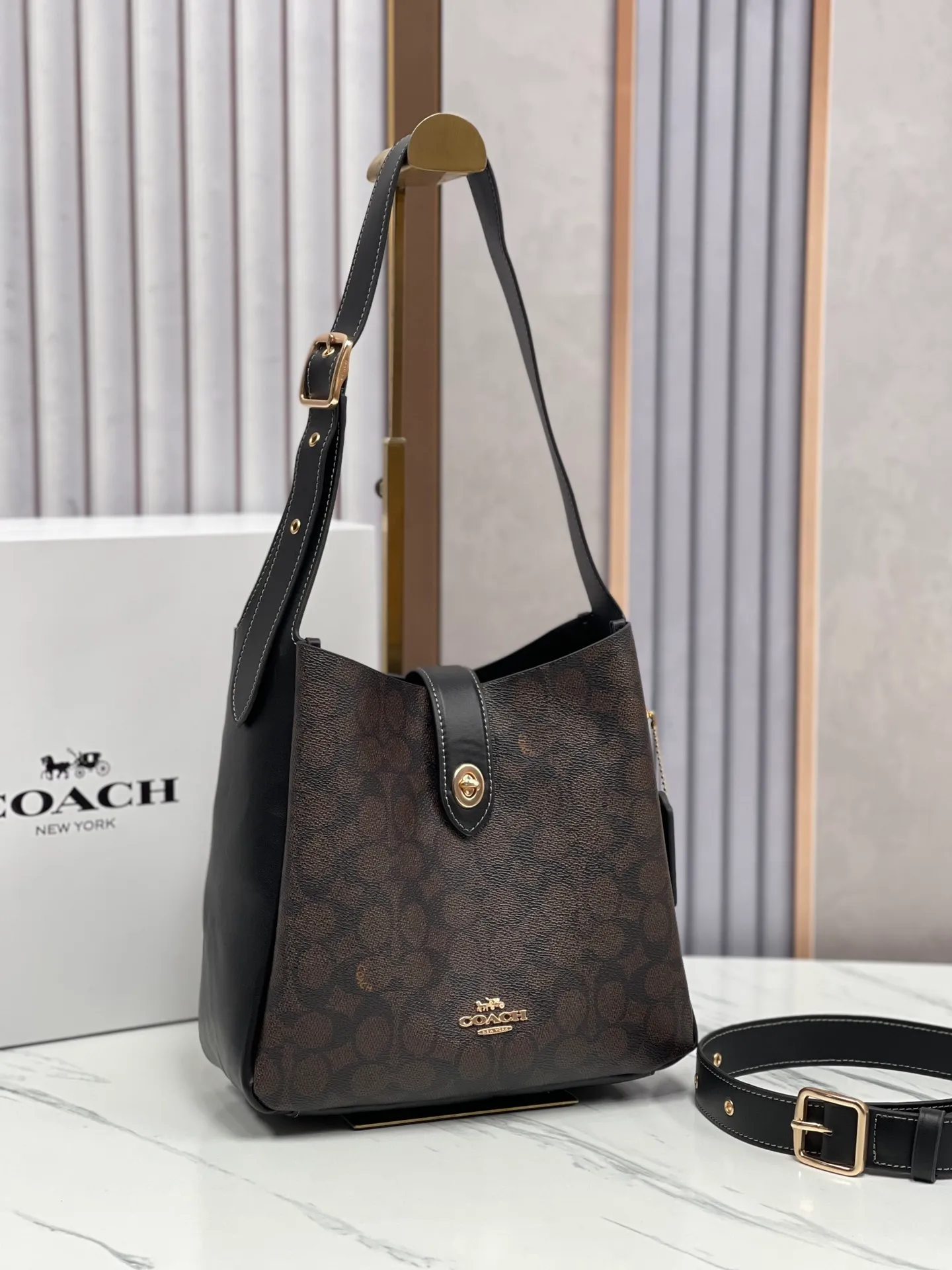 P400💰Coach’s October new product Hadley is simply amazing. Classic C print, fashionable and versatile. Whether it is carried on the shoulder or cross-body, you can easily control various styles. How can you miss such a good product? Hadley Shoulder Bag Model No.: CW002 CW003 CW004 Size: 25-22-8cm