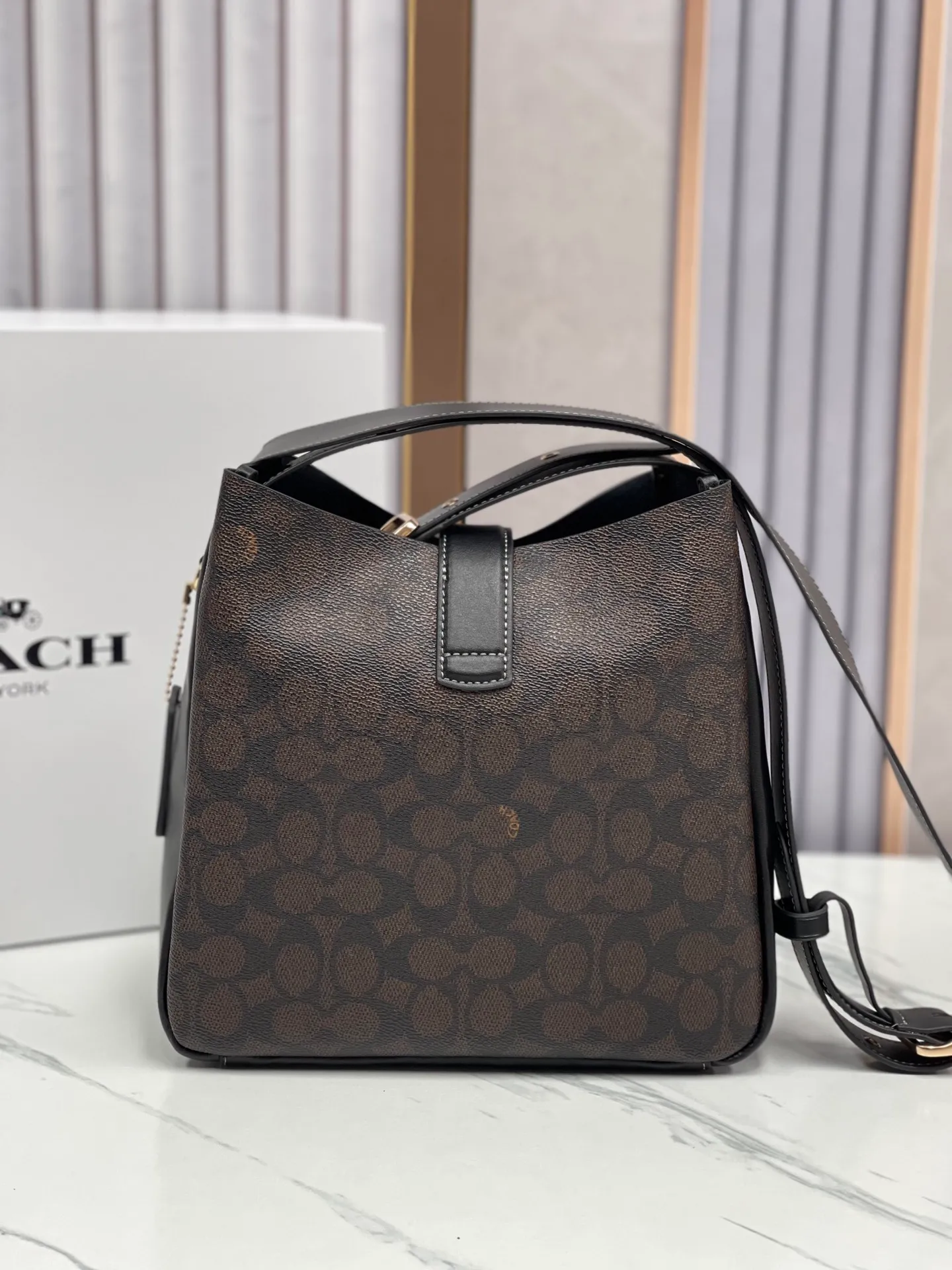P400💰Coach’s October new product Hadley is simply amazing. Classic C print, fashionable and versatile. Whether it is carried on the shoulder or cross-body, you can easily control various styles. How can you miss such a good product? Hadley Shoulder Bag Model No.: CW002 CW003 CW004 Size: 25-22-8cm