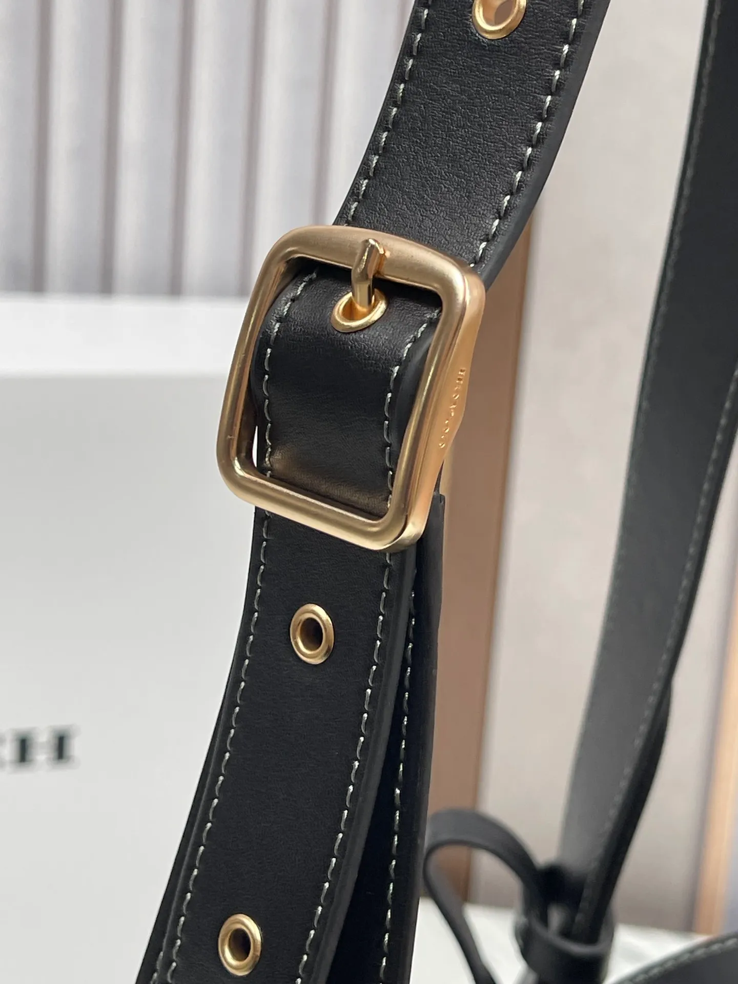 P400💰Coach’s October new product Hadley is simply amazing. Classic C print, fashionable and versatile. Whether it is carried on the shoulder or cross-body, you can easily control various styles. How can you miss such a good product? Hadley Shoulder Bag Model No.: CW002 CW003 CW004 Size: 25-22-8cm