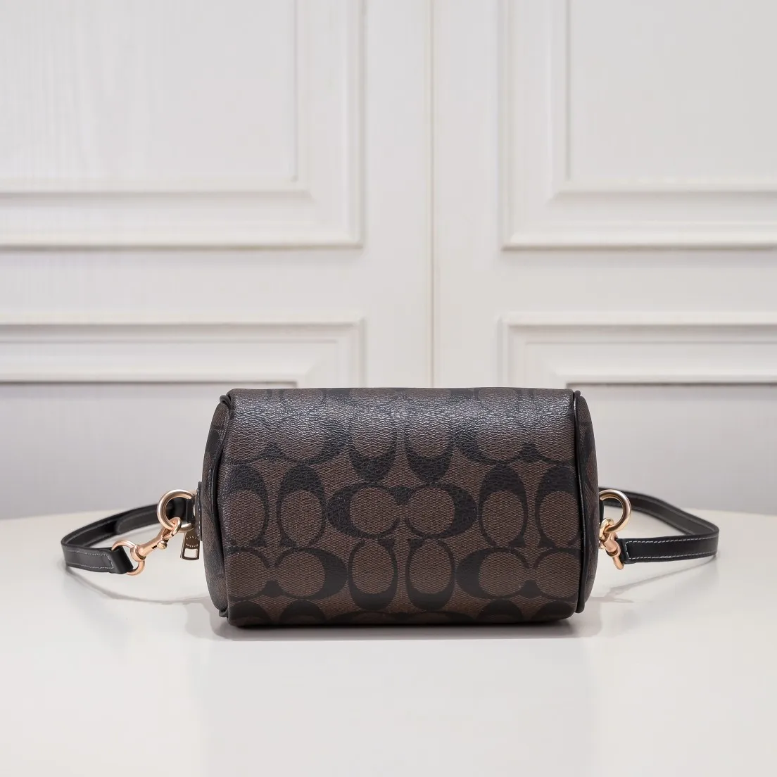 The new Coach small size Boston CH469 is so beautiful and exquisite! Moreover, the Boston bag shape is particularly versatile! The presbyopic color-blocking design is classic and eye-catching! Size:17.5*12*10cm