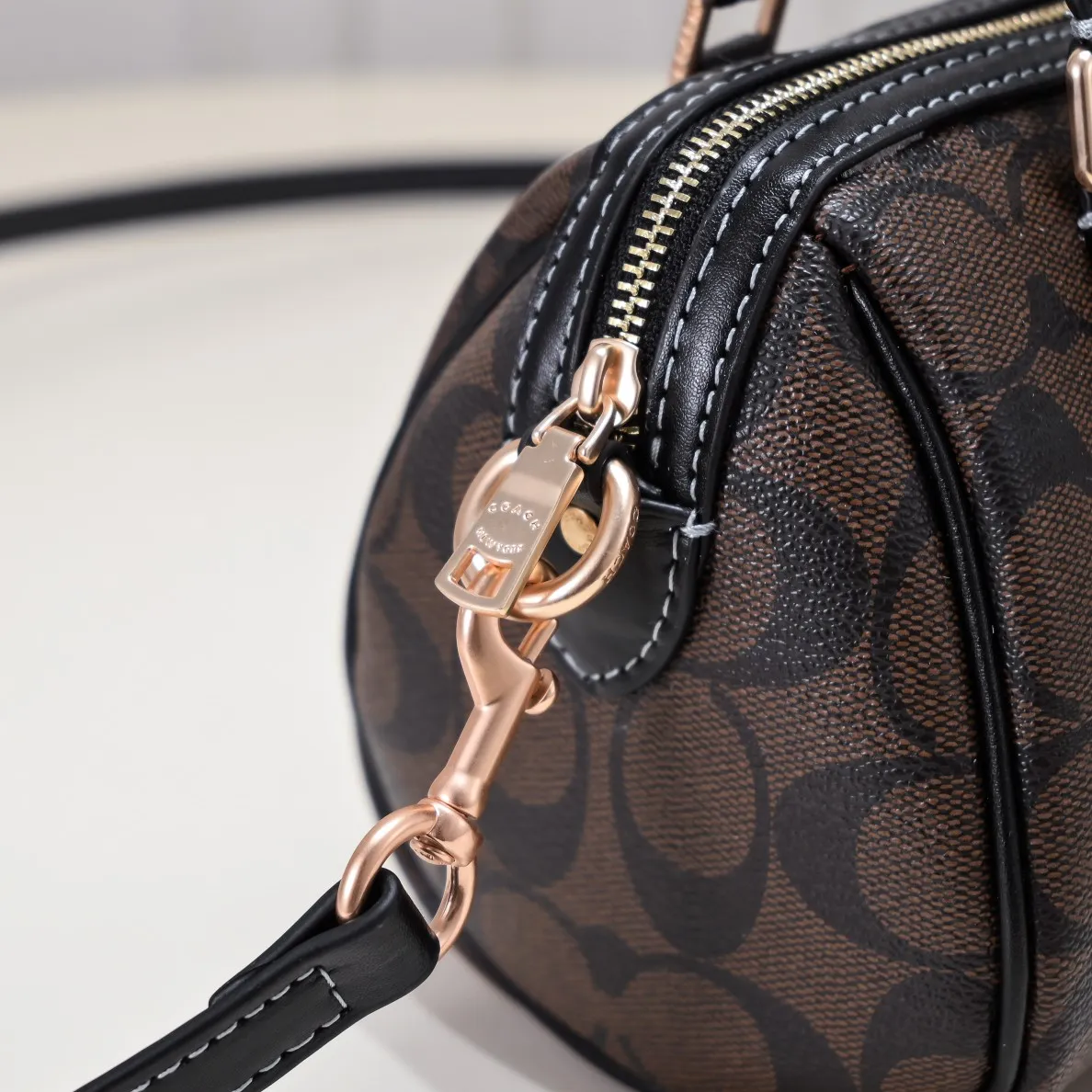 The new Coach small size Boston CH469 is so beautiful and exquisite! Moreover, the Boston bag shape is particularly versatile! The presbyopic color-blocking design is classic and eye-catching! Size:17.5*12*10cm