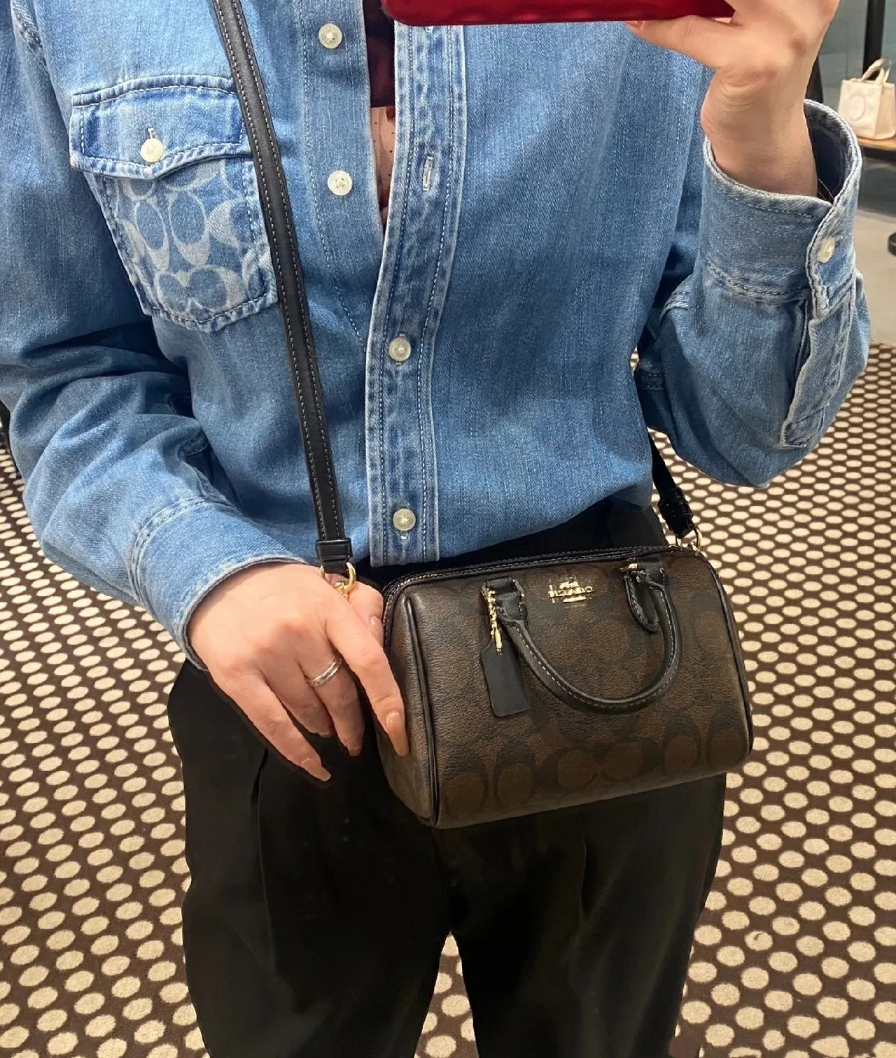 The new Coach small size Boston CH469 is so beautiful and exquisite! Moreover, the Boston bag shape is particularly versatile! The presbyopic color-blocking design is classic and eye-catching! Size:17.5*12*10cm