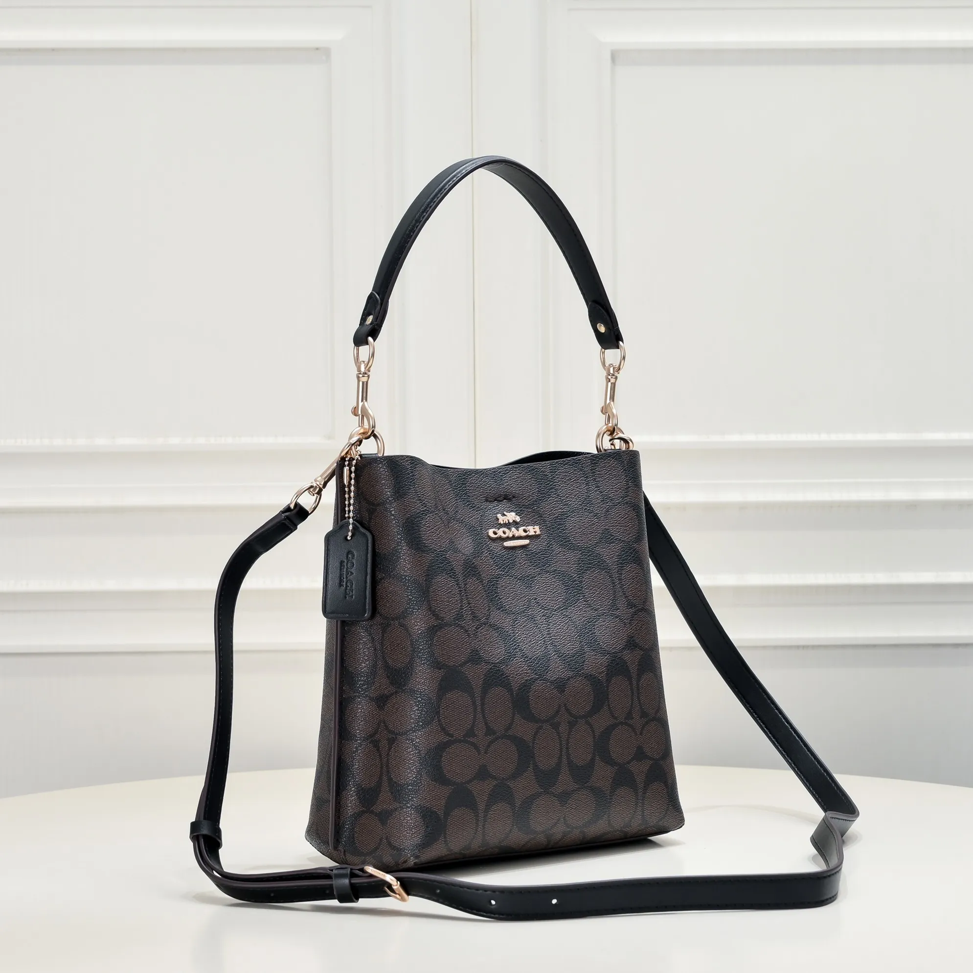 CA582, Coach's latest Mollie series bucket bag, small size, made of old PVC material and cowhide material. It is equipped with two detachable shoulder straps, long and short, which can be carried by hand or cross-body. There is a zipper compartment in the middle of the bag, which has good accommodation. The flat body of the bag is more comfortable on the upper body. Size:22*20*10cm