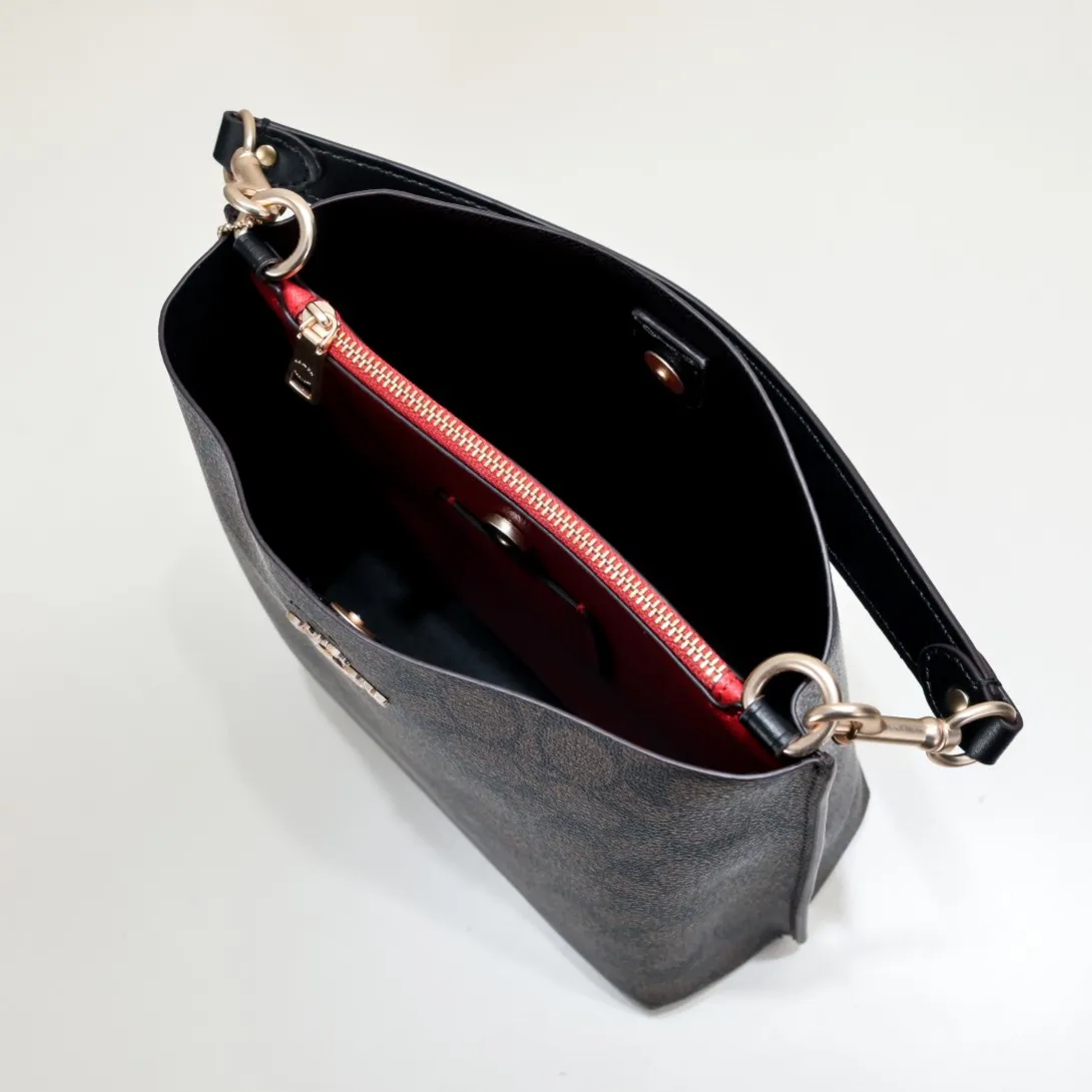CA582, Coach's latest Mollie series bucket bag, small size, made of old PVC material and cowhide material. It is equipped with two detachable shoulder straps, long and short, which can be carried by hand or cross-body. There is a zipper compartment in the middle of the bag, which has good accommodation. The flat body of the bag is more comfortable on the upper body. Size:22*20*10cm