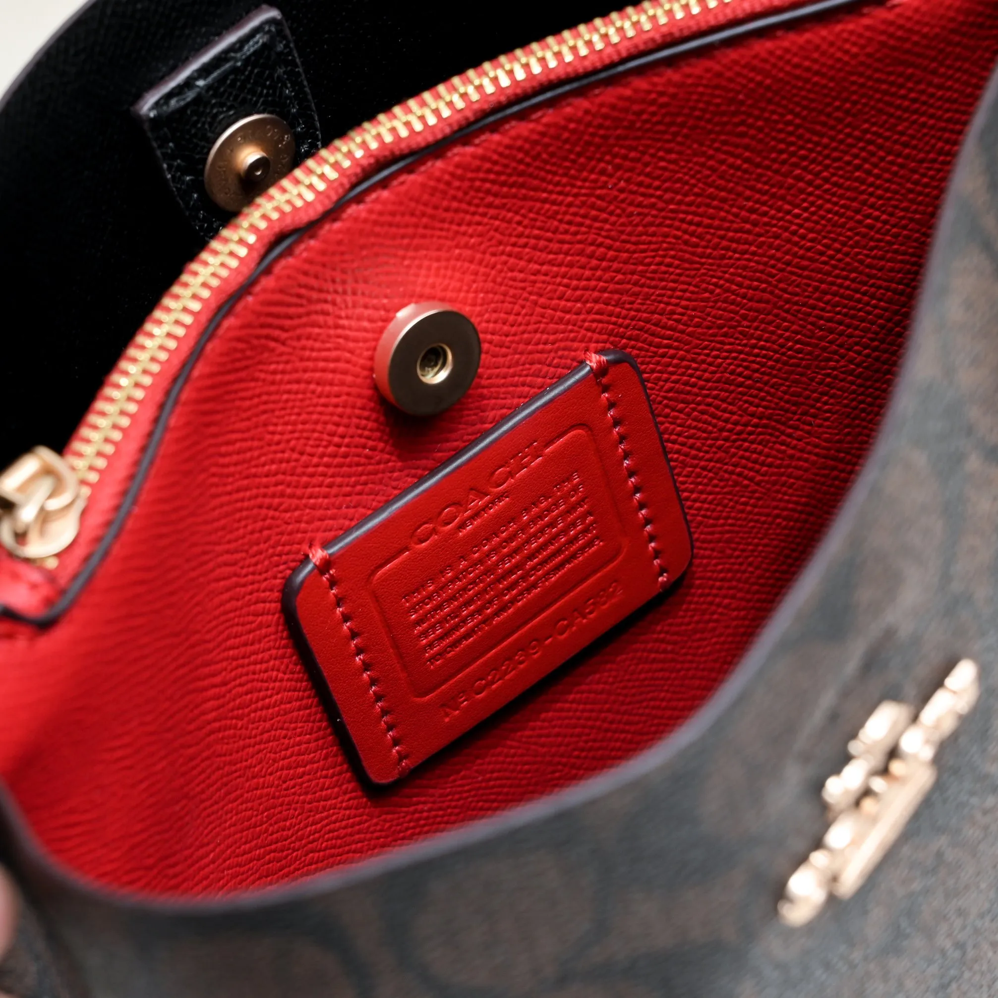 CA582, Coach's latest Mollie series bucket bag, small size, made of old PVC material and cowhide material. It is equipped with two detachable shoulder straps, long and short, which can be carried by hand or cross-body. There is a zipper compartment in the middle of the bag, which has good accommodation. The flat body of the bag is more comfortable on the upper body. Size:22*20*10cm