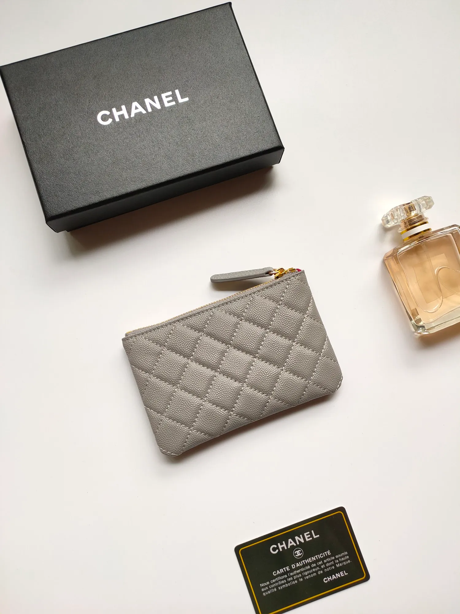 ￥120💰CHANEL 22k embossed lgo large double C hardware, fresh design, exquisite replica flavor, very beautiful, official website 2023 latest🆕Card holder, caviar medium ball grain cowhide is scratch-resistant, super glossy, it is troublesome to carry a bag that is too big in summer, suitable for putting in a mini bag, and convenient for carrying in your pocket😍 The bag has a zipper, which is super practical. You can also put cards, change, coins, and keys inside! Style number: 82365 Size: 15*8.5