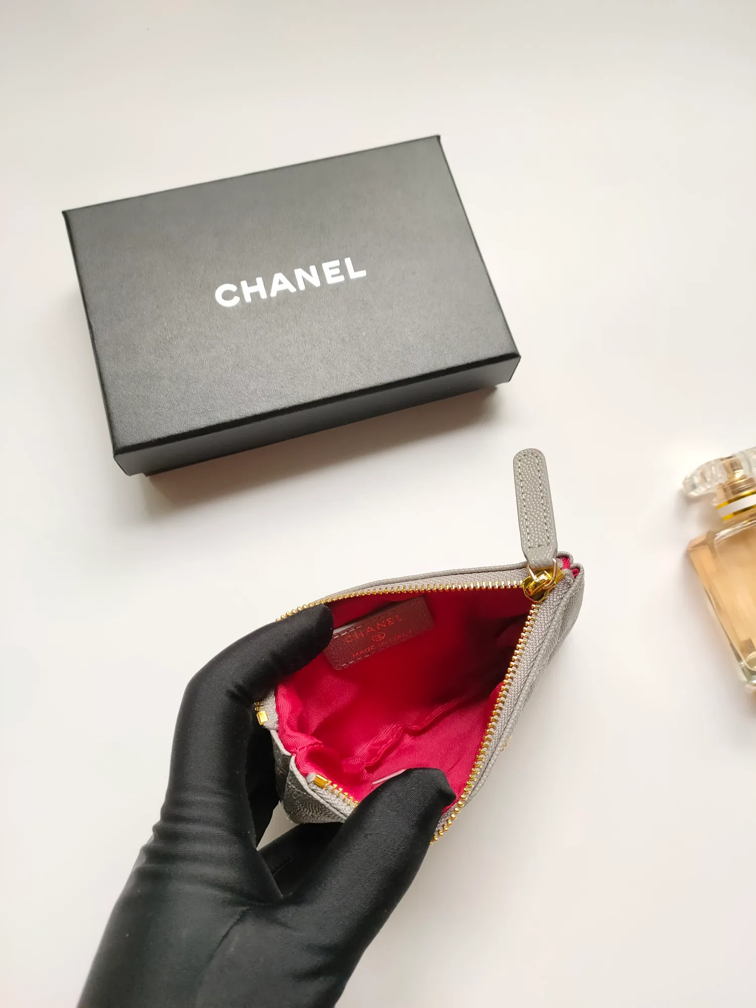 ￥120💰CHANEL 22k embossed lgo large double C hardware, fresh design, exquisite replica flavor, very beautiful, official website 2023 latest🆕Card holder, caviar medium ball grain cowhide is scratch-resistant, super glossy, it is troublesome to carry a bag that is too big in summer, suitable for putting in a mini bag, and convenient for carrying in your pocket😍 The bag has a zipper, which is super practical. You can also put cards, change, coins, and keys inside! Style number: 82365 Size: 15*8.5