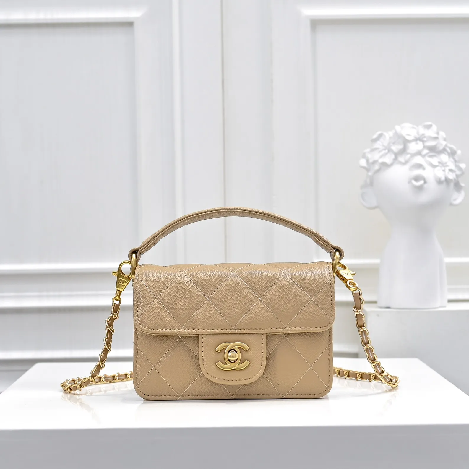 💰410￥Small size👑CHANEL24k new autumn and winter large, medium and small, unique texture of caviar cowhide. It can be carried by hand or cross-body. The shoulder strap is detachable. It can perfectly match every look of yours, whether it is for daily outings or important occasions. Its classicness and elegance make you stand out from the crowd. Small size: 16x11cm, style number: 1212