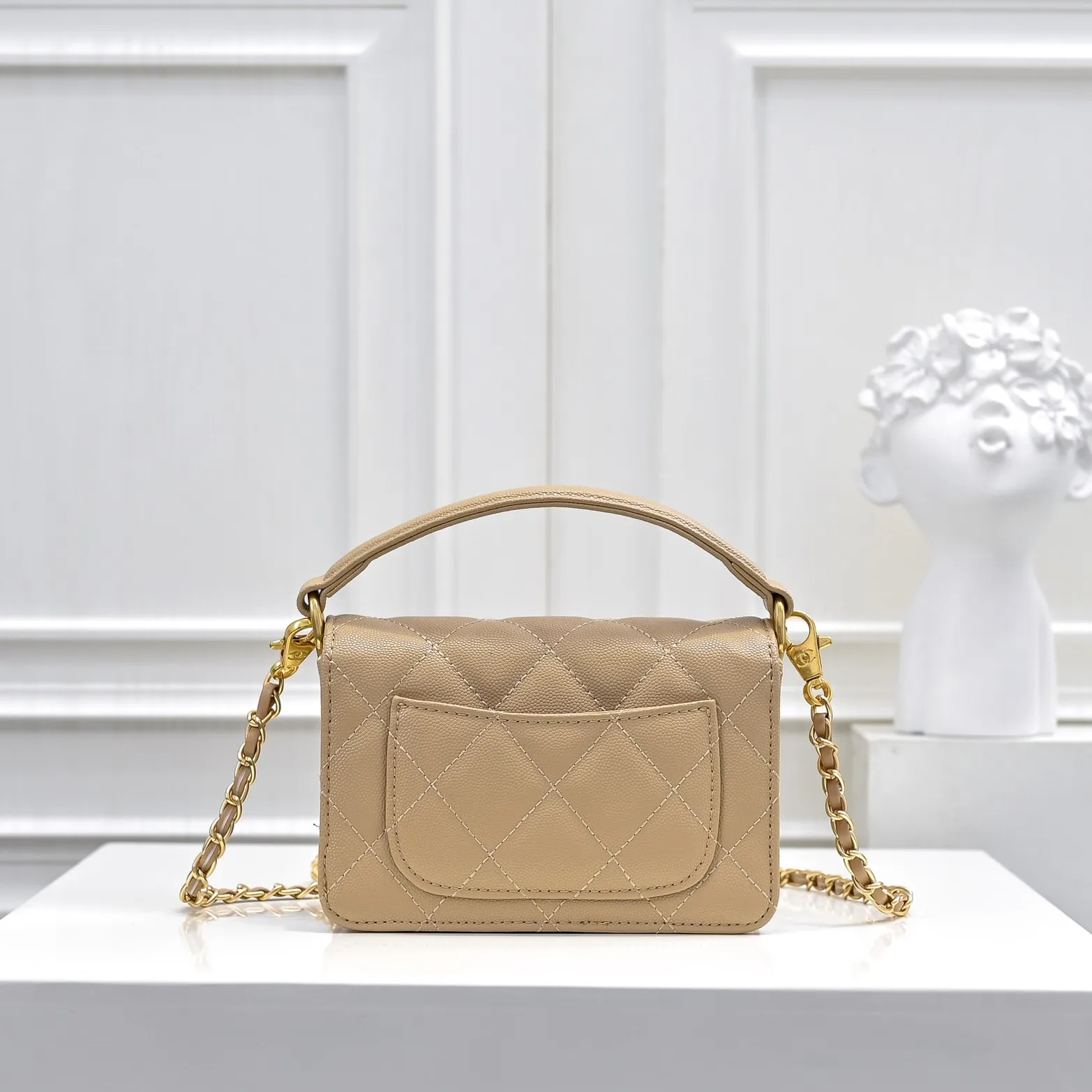 💰410￥Small size👑CHANEL24k new autumn and winter large, medium and small, unique texture of caviar cowhide. It can be carried by hand or cross-body. The shoulder strap is detachable. It can perfectly match every look of yours, whether it is for daily outings or important occasions. Its classicness and elegance make you stand out from the crowd. Small size: 16x11cm, style number: 1212