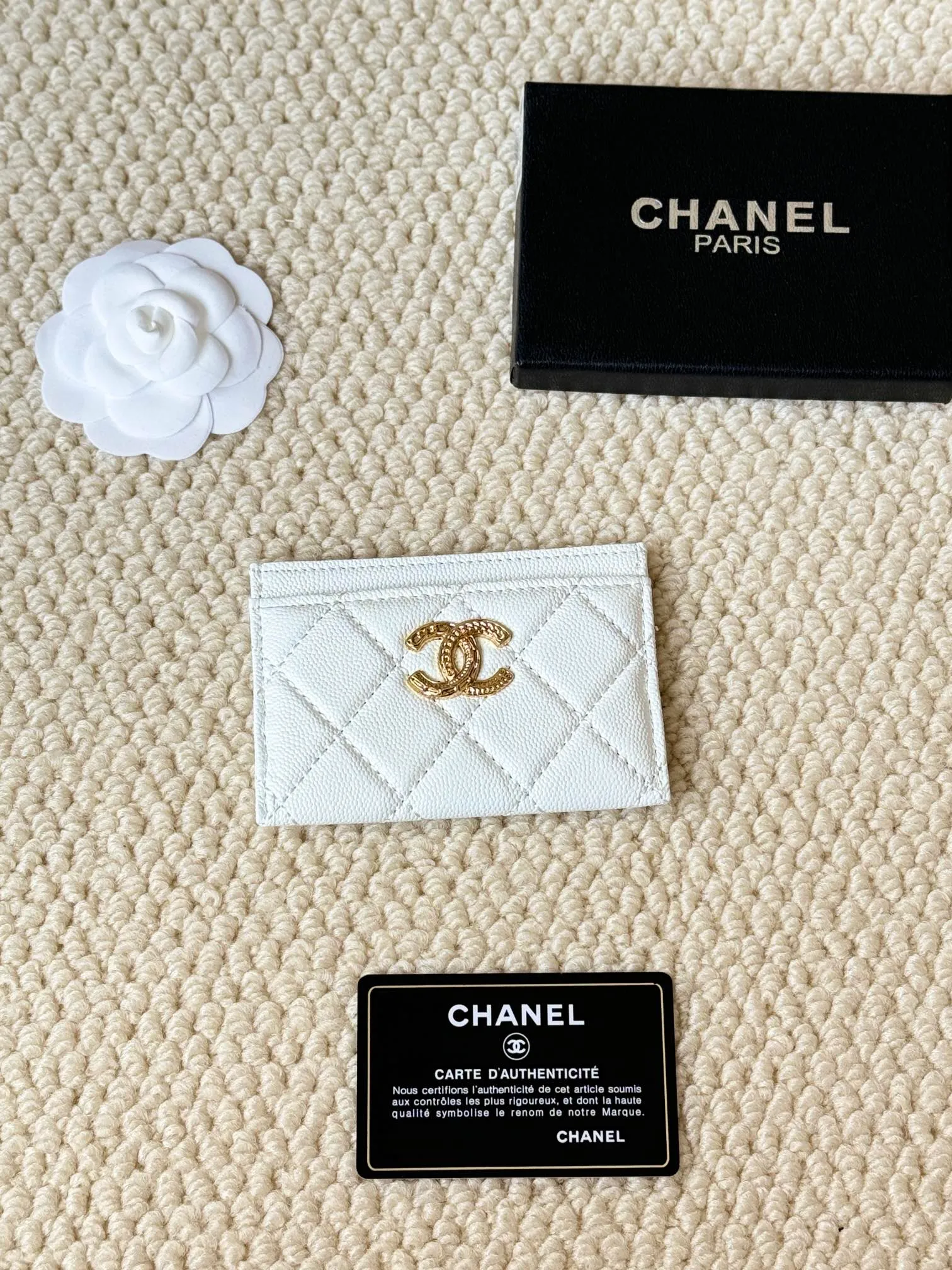 💰100 chanel model: 3188 22k embossed lgo large double C hardware, official website 2023 latest 🆕card holder, caviar medium ball grain cowhide, anti-scratch, super glossy, 3 card slots each put a card, you can also put a card + a few coins in the middle Size: 10cm