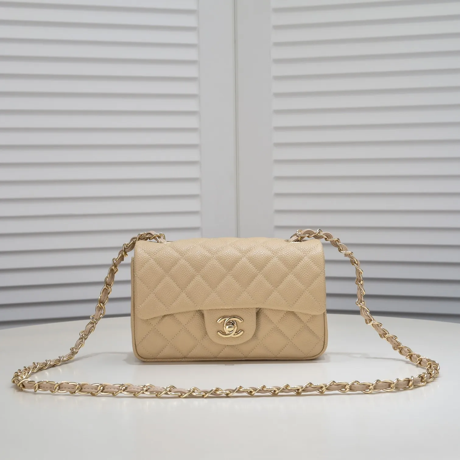 💰320￥Apricot💥CF versatile caviar cowhide🌹 Chanel💃🏻‼ ️Eternal classic style [shy] noble temperament💃🏻favorite of celebrities🌟soft leather and high-end👍counter hardware exquisite workmanship to reject defects [strong] both dazzling and feminine 😝[strong] luxurious and durable🌟size: 20*14*7cm style number 1116 reverse edge