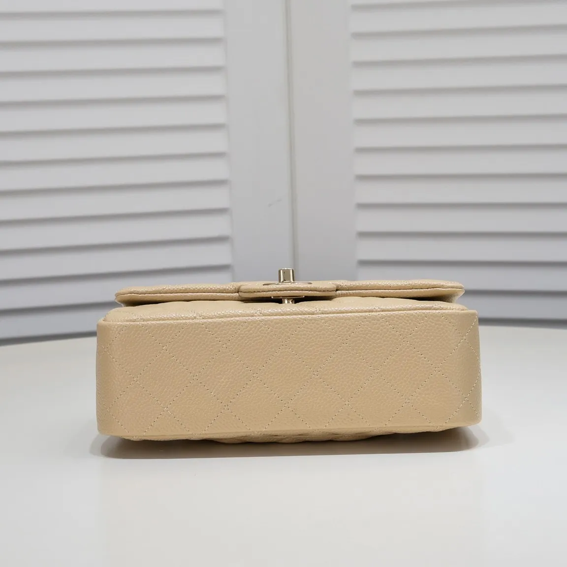 💰320￥Apricot💥CF versatile caviar cowhide🌹 Chanel💃🏻‼ ️Eternal classic style [shy] noble temperament💃🏻favorite of celebrities🌟soft leather and high-end👍counter hardware exquisite workmanship to reject defects [strong] both dazzling and feminine 😝[strong] luxurious and durable🌟size: 20*14*7cm style number 1116 reverse edge