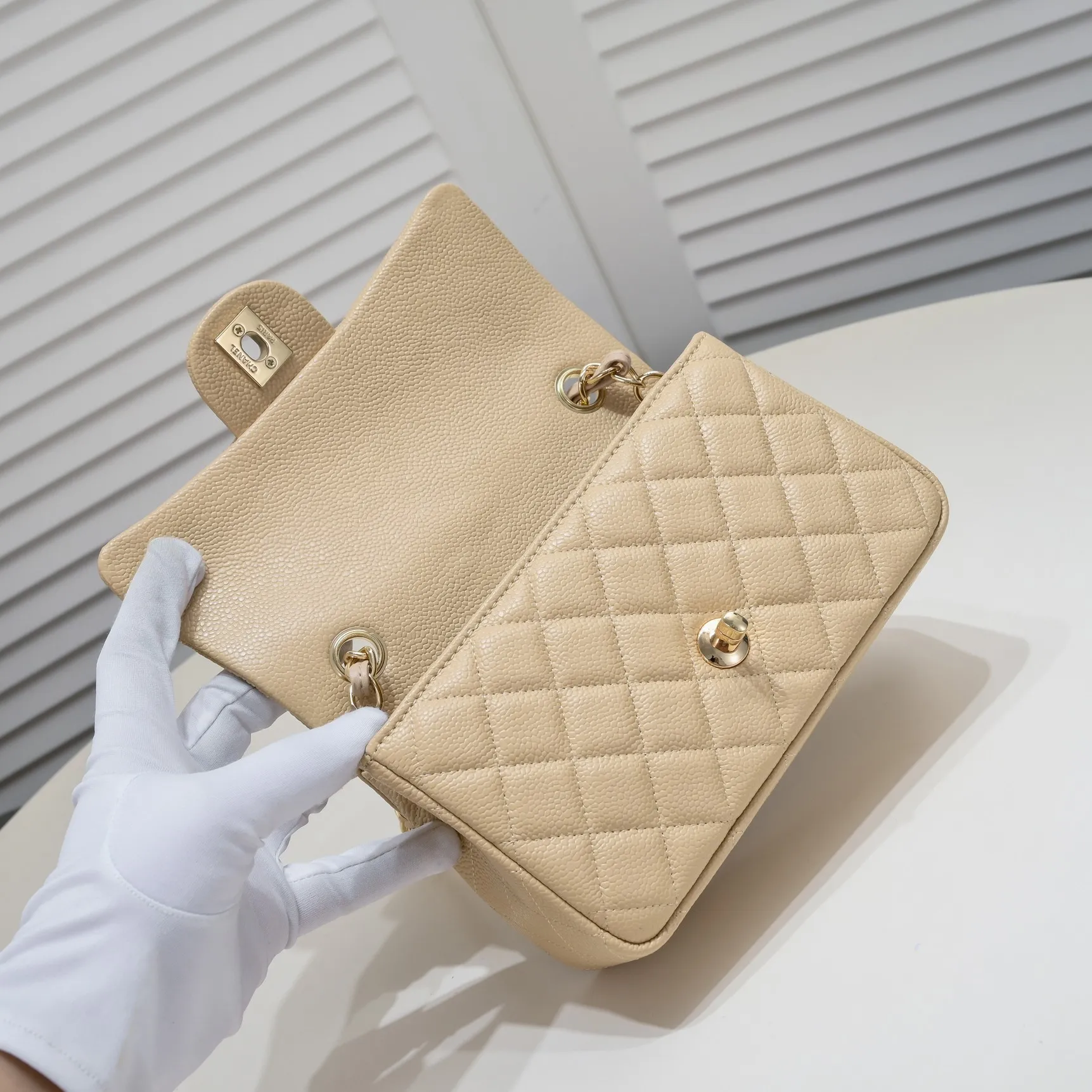 💰320￥Apricot💥CF versatile caviar cowhide🌹 Chanel💃🏻‼ ️Eternal classic style [shy] noble temperament💃🏻favorite of celebrities🌟soft leather and high-end👍counter hardware exquisite workmanship to reject defects [strong] both dazzling and feminine 😝[strong] luxurious and durable🌟size: 20*14*7cm style number 1116 reverse edge